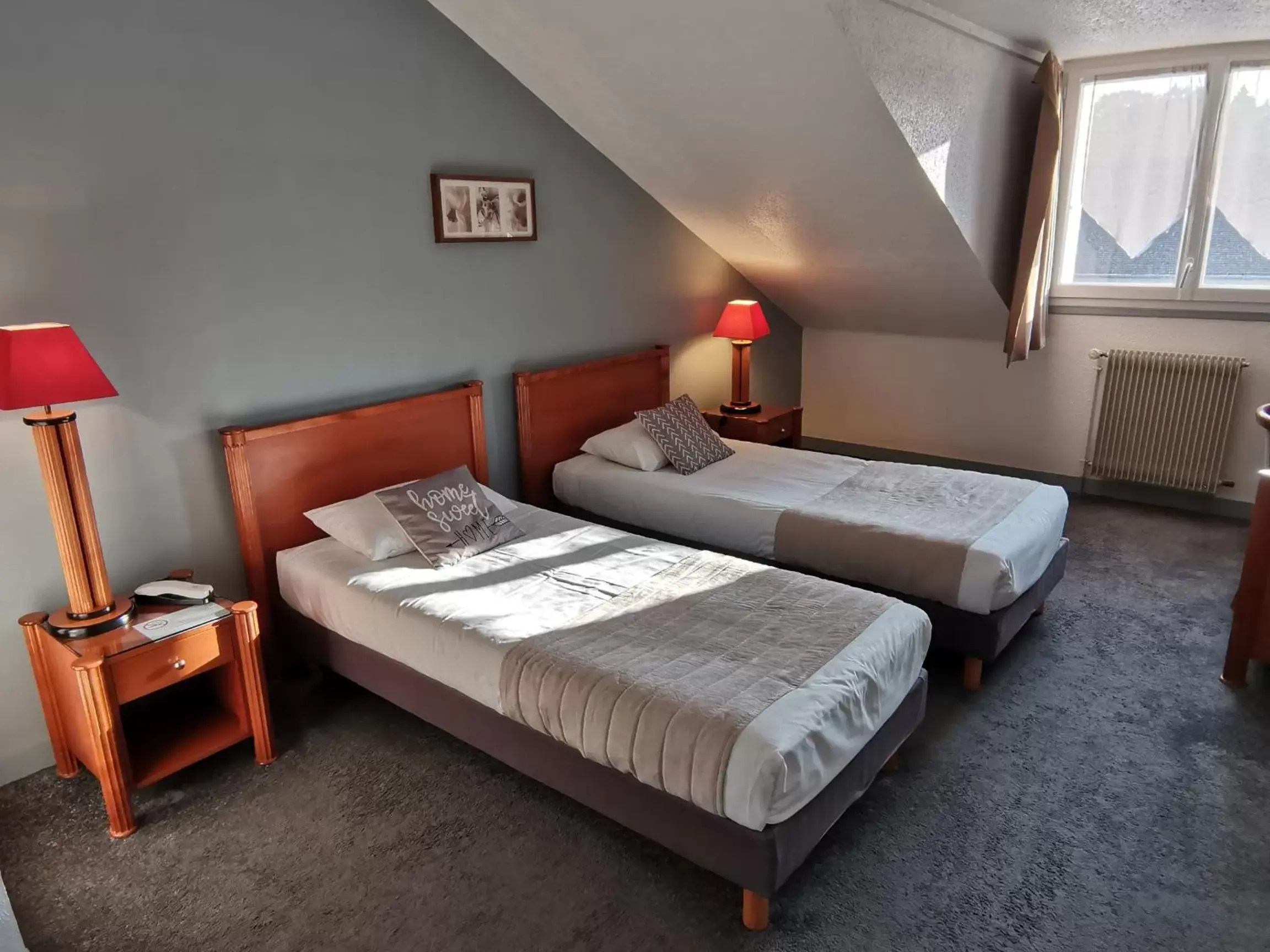 Property building, Bed in Logis Hotel Le Cerf