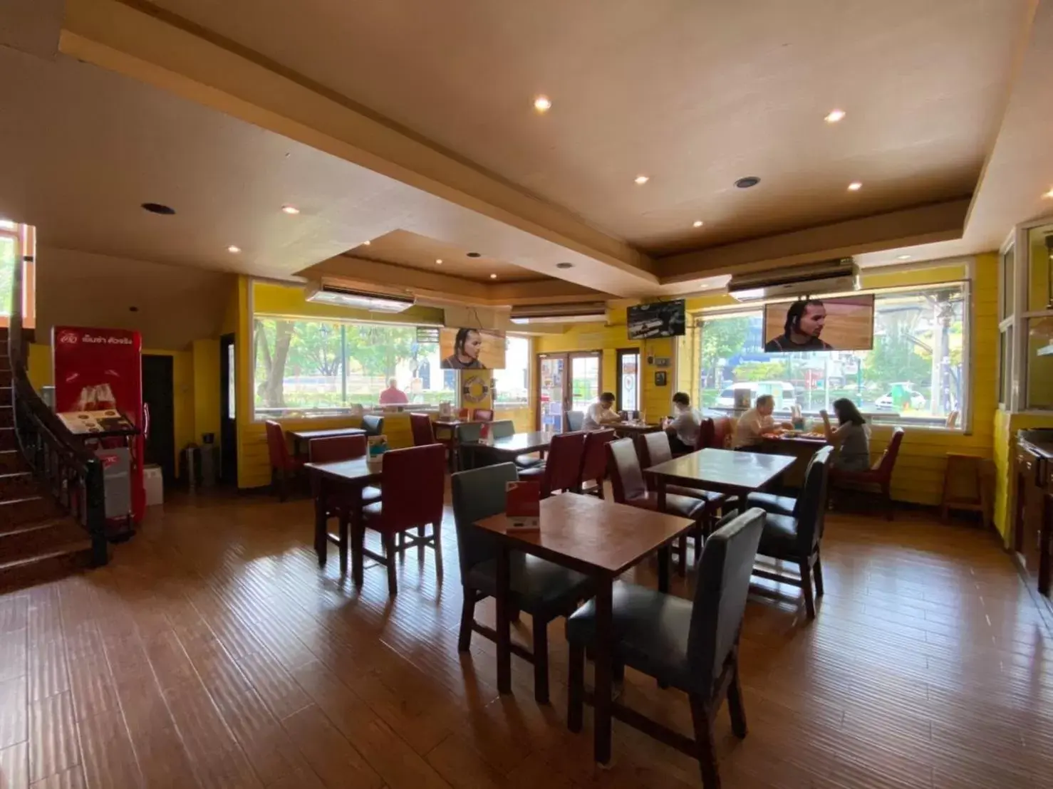 Restaurant/Places to Eat in Miami Hotel Bangkok - SHA Plus