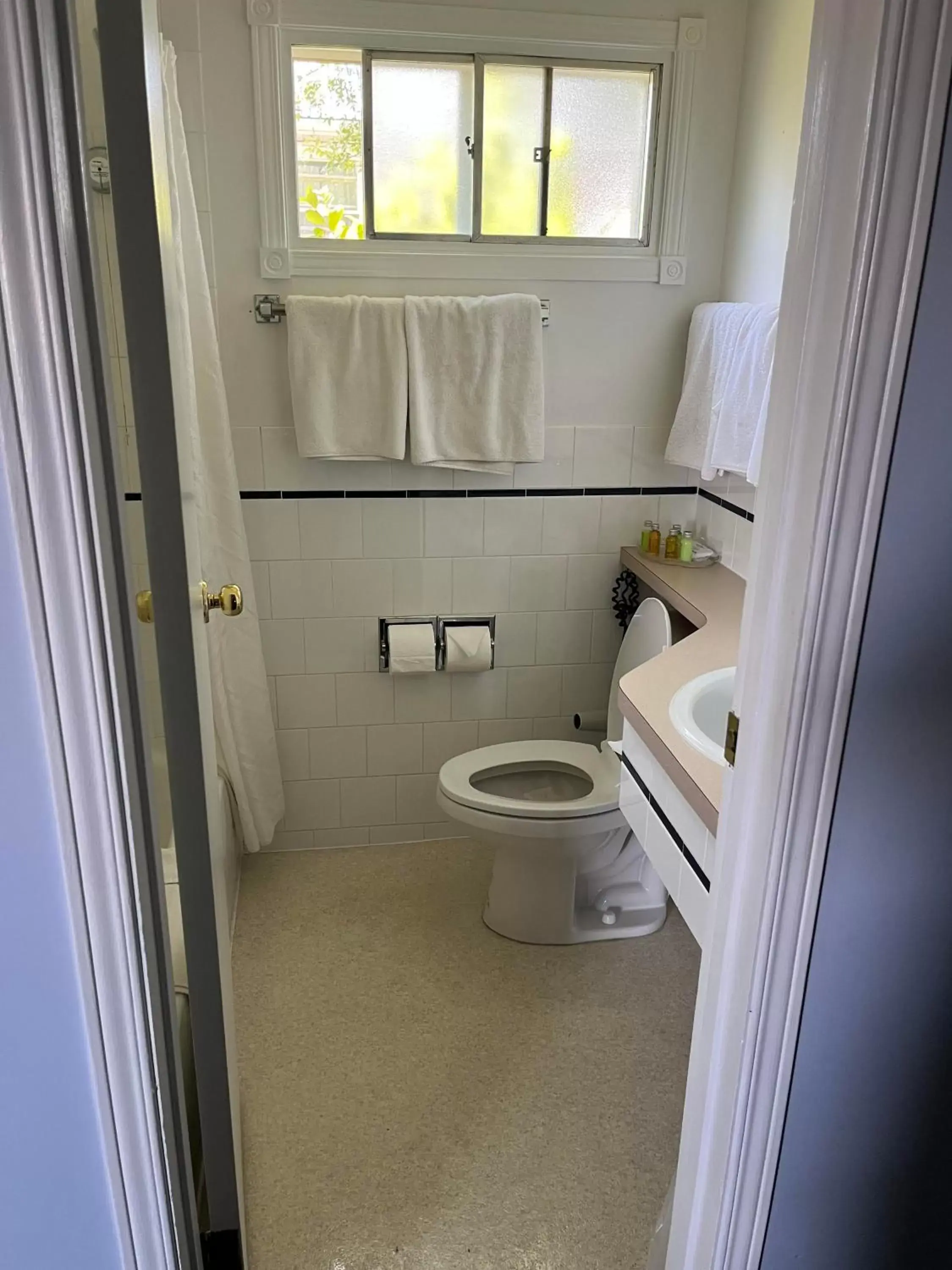 Bathroom in Bluebird Motel