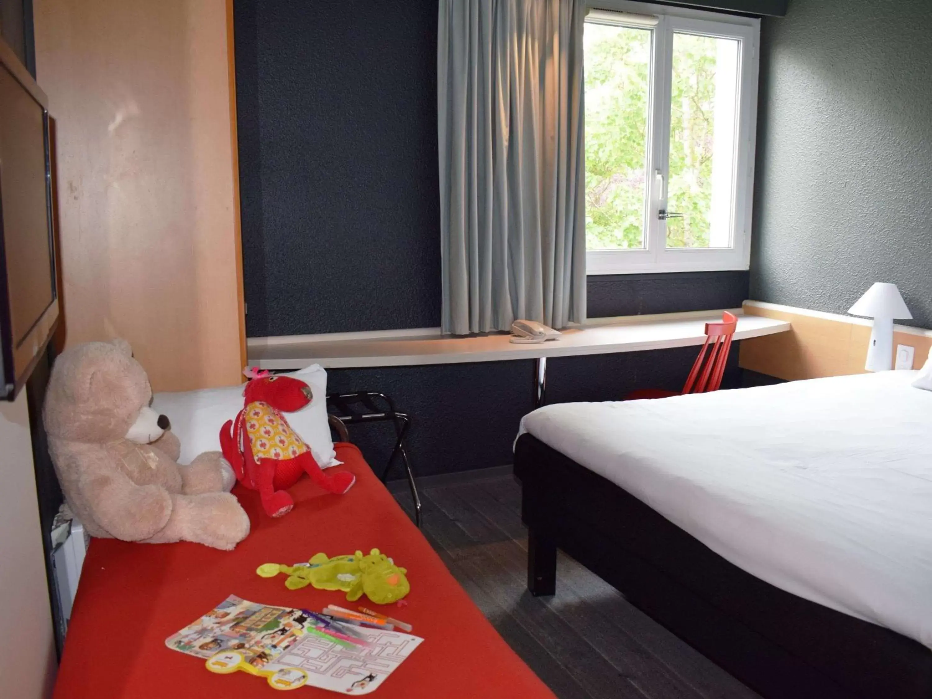 Photo of the whole room, Bed in ibis Chartres Ouest Luce