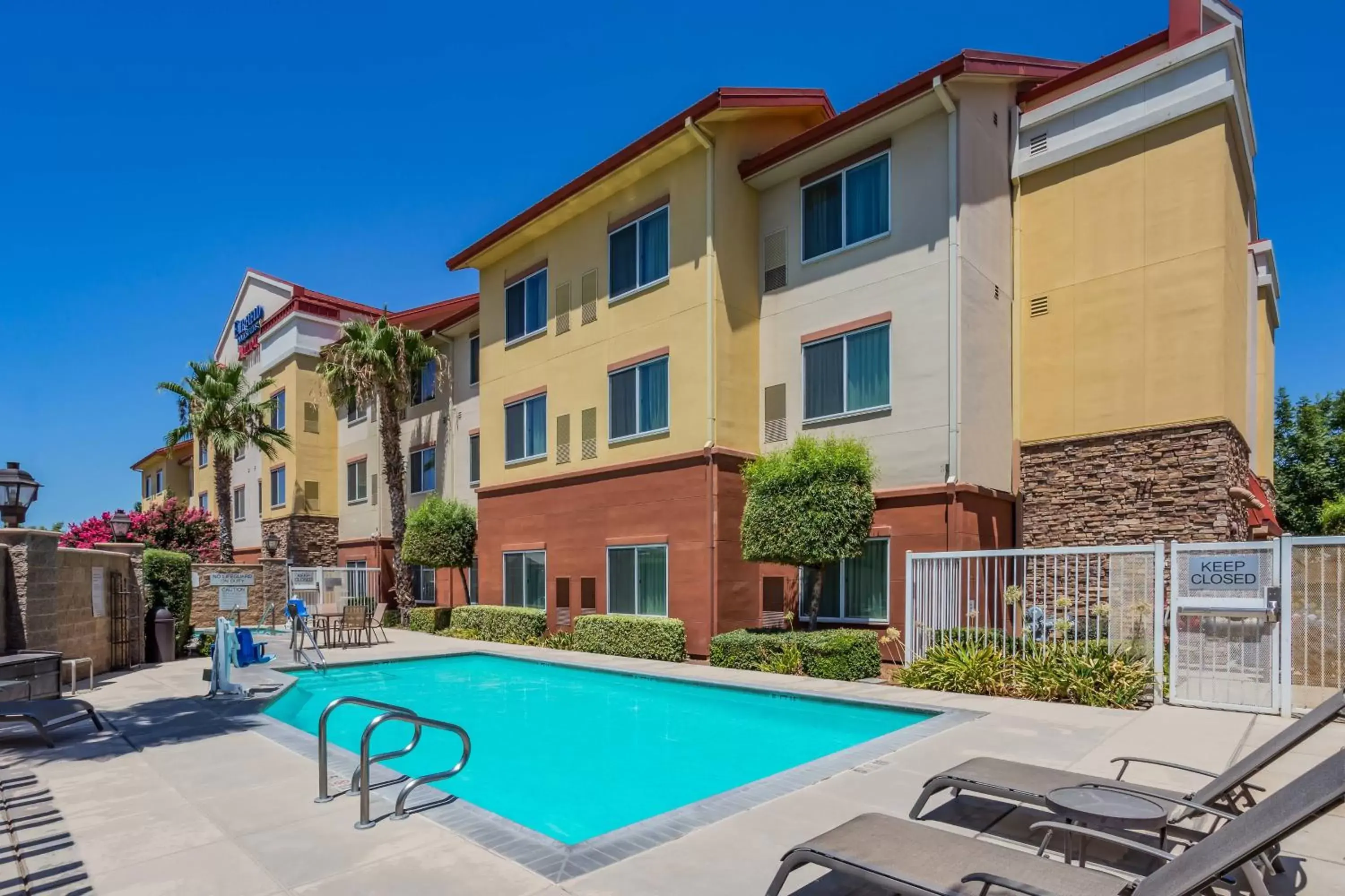 Swimming pool, Property Building in Fairfield Inn and Suites Turlock