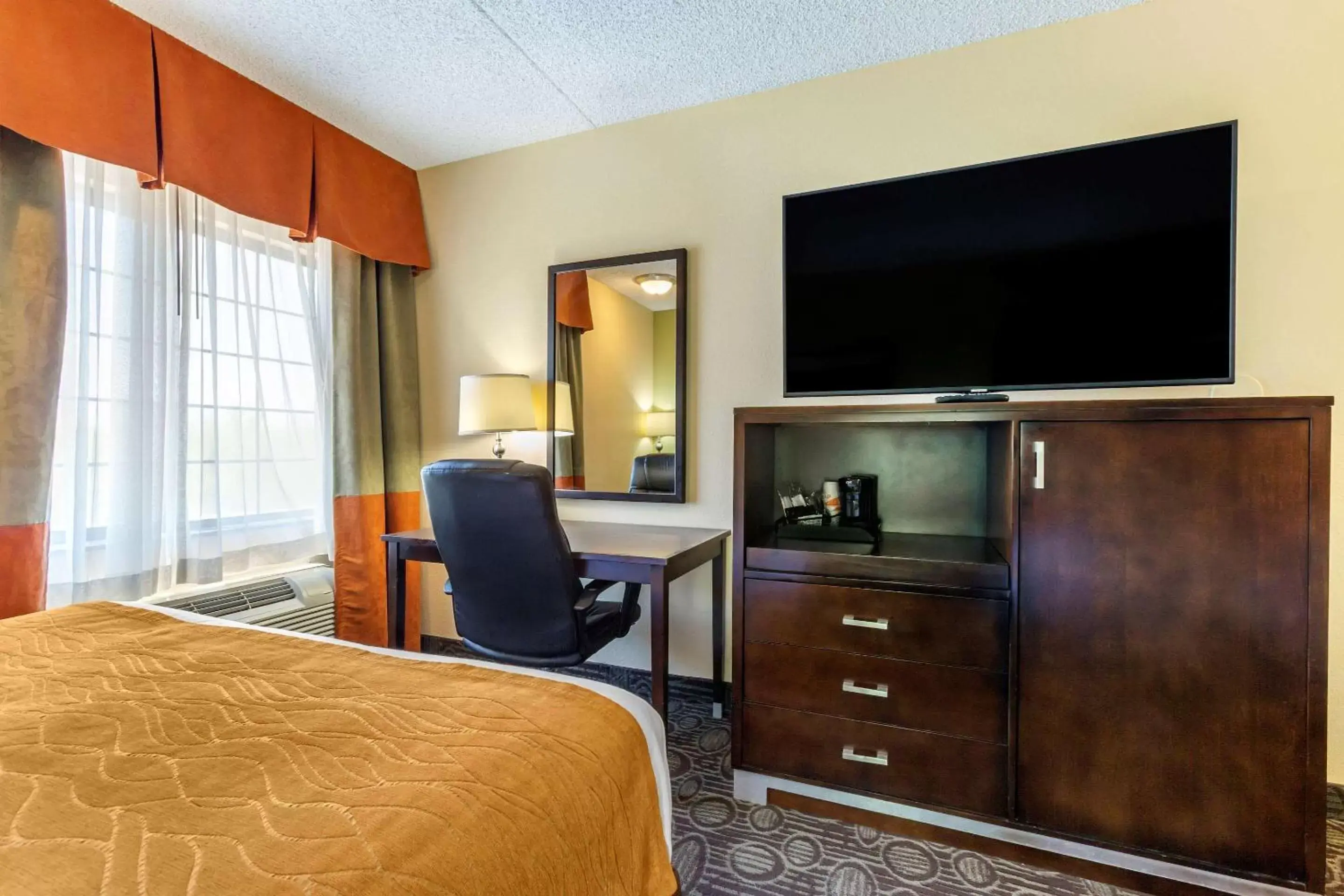 Photo of the whole room, TV/Entertainment Center in Comfort Inn Chandler - Phoenix South I-10