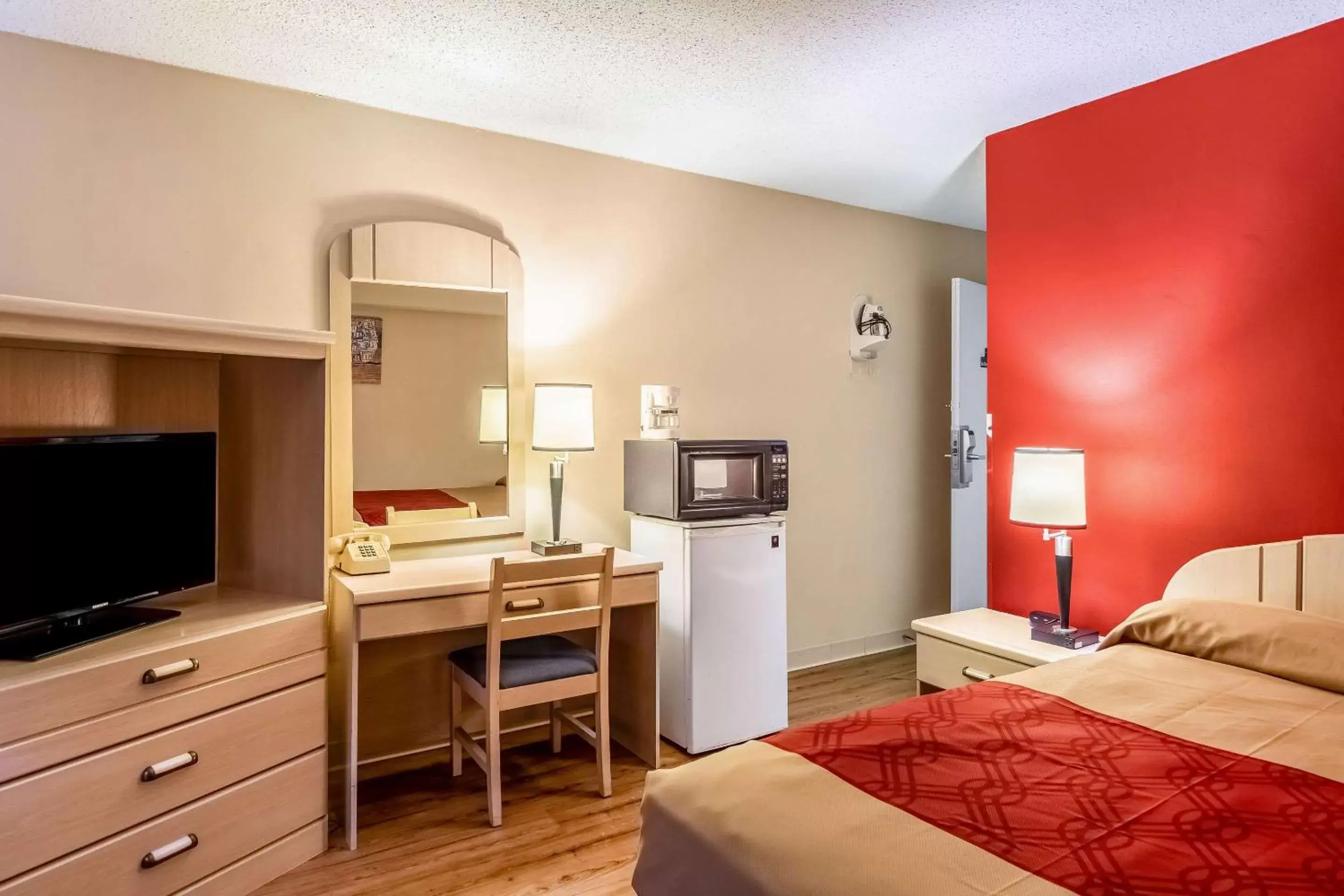 Photo of the whole room, TV/Entertainment Center in Econo Lodge East Staunton