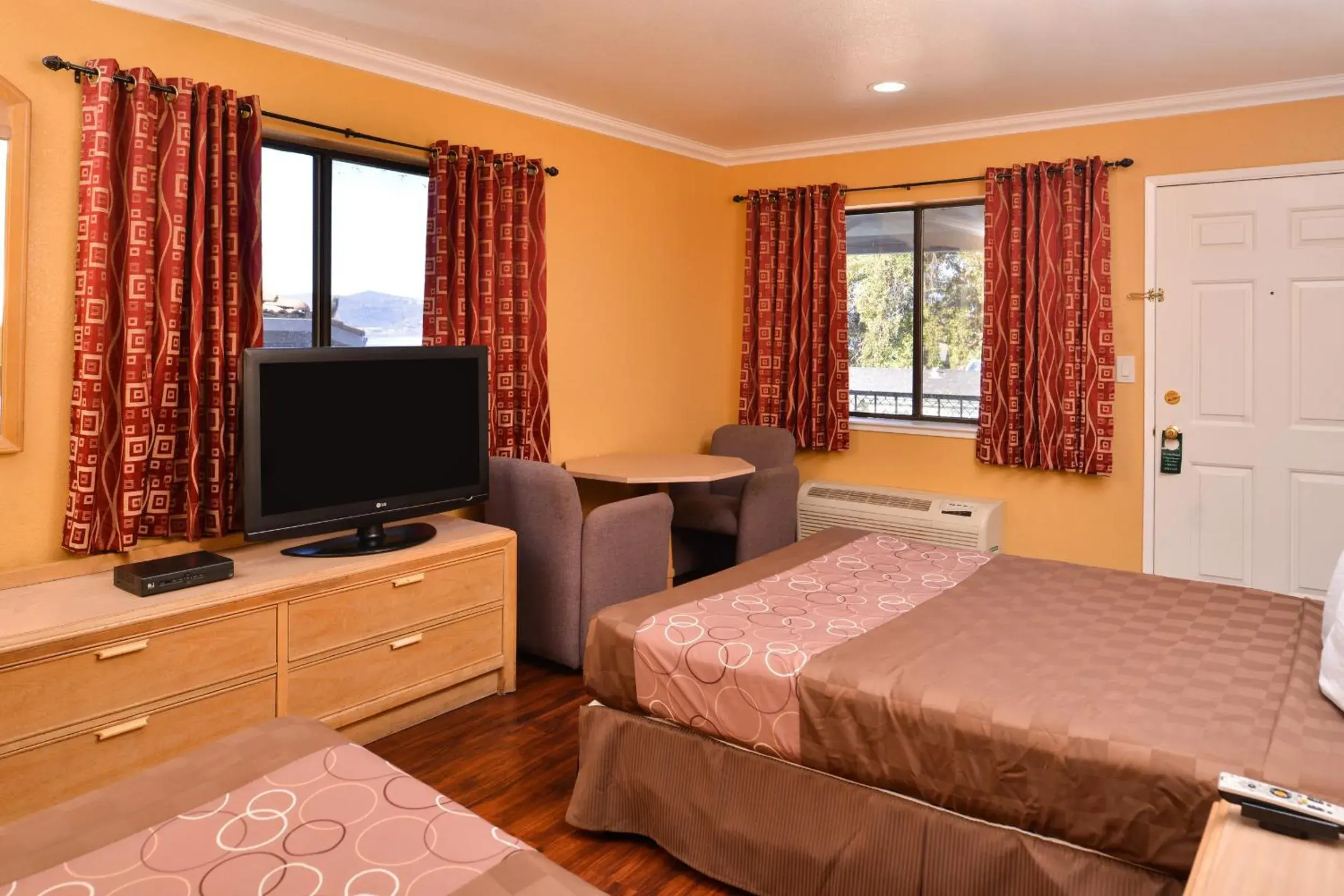 Bedroom, TV/Entertainment Center in Americas Best Value Inn & Suites Clearlake Wine Country