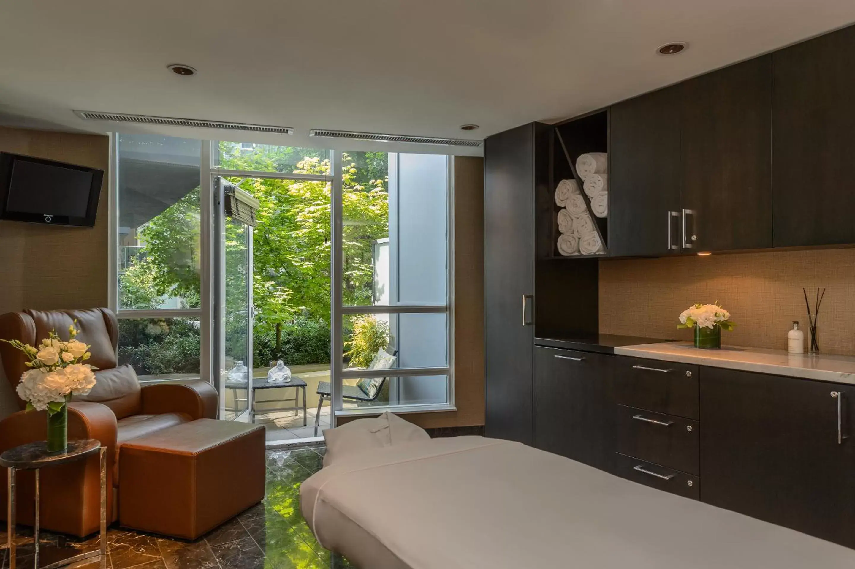 Spa and wellness centre/facilities, Bed in Loden Vancouver Spa and wellness centre/facilities, Bed in Loden Vancouver