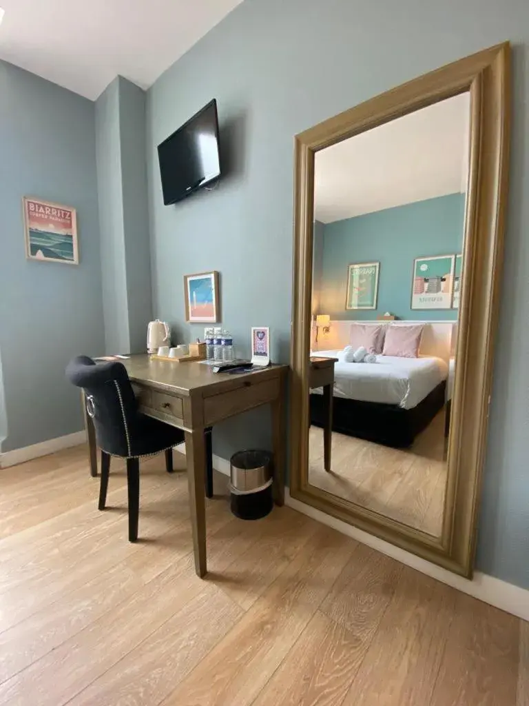 Bedroom, TV/Entertainment Center in Hotel De L'Océan