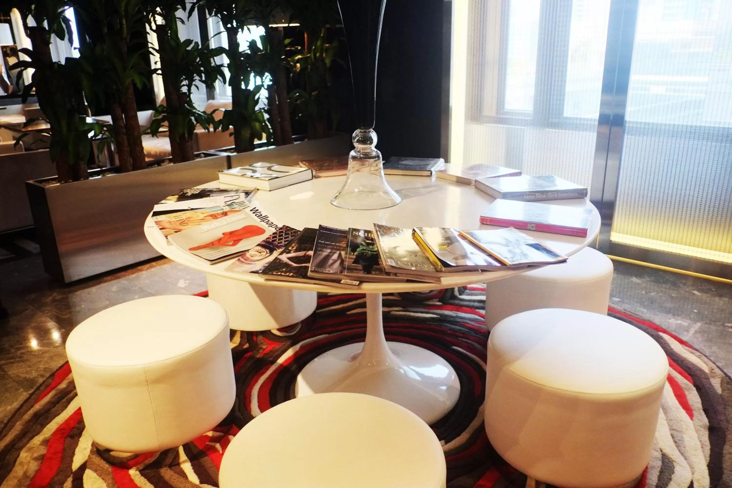 Lounge or bar in The Mira Hong Kong