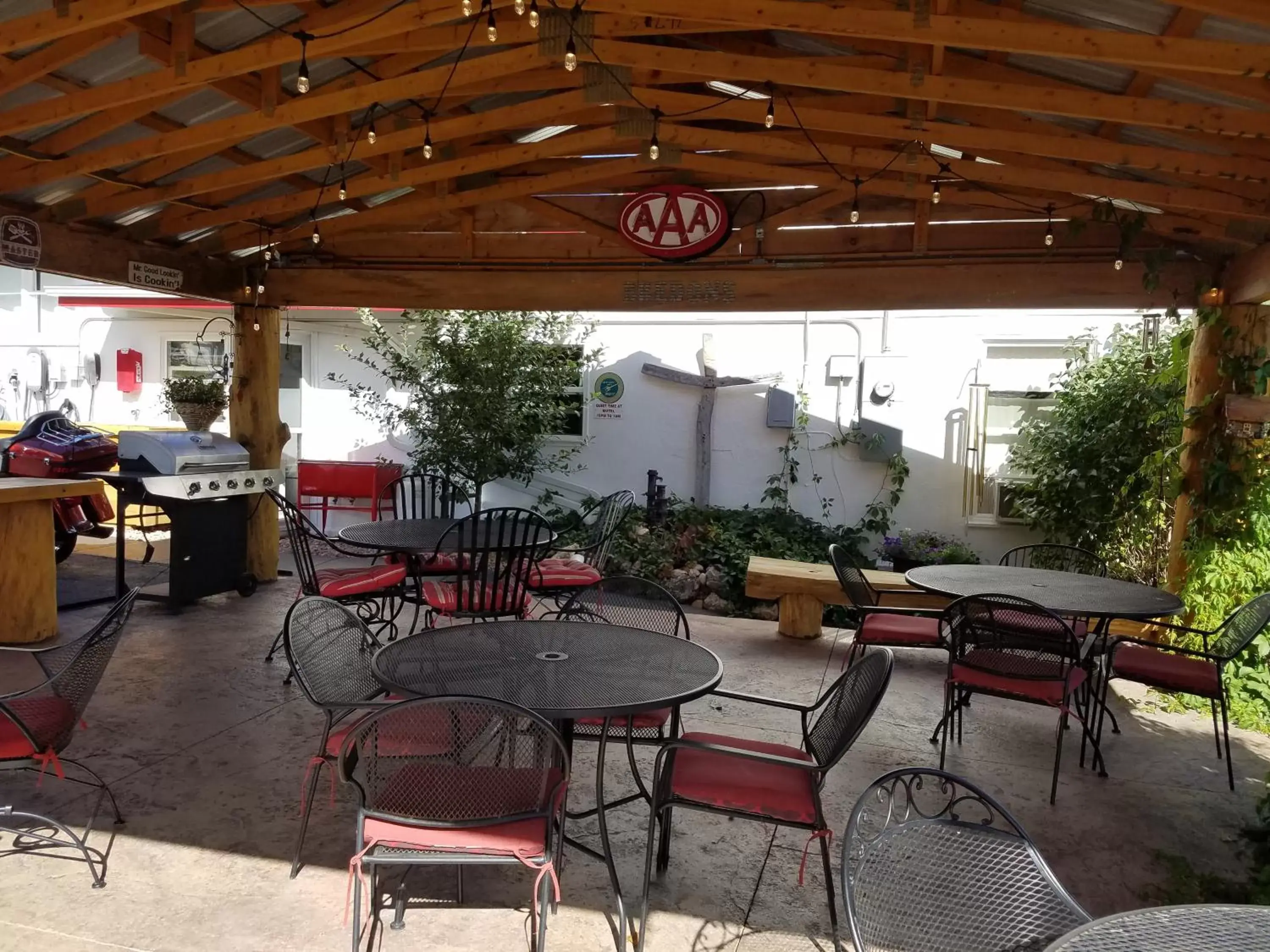 Patio, Restaurant/Places to Eat in Rocket Motel