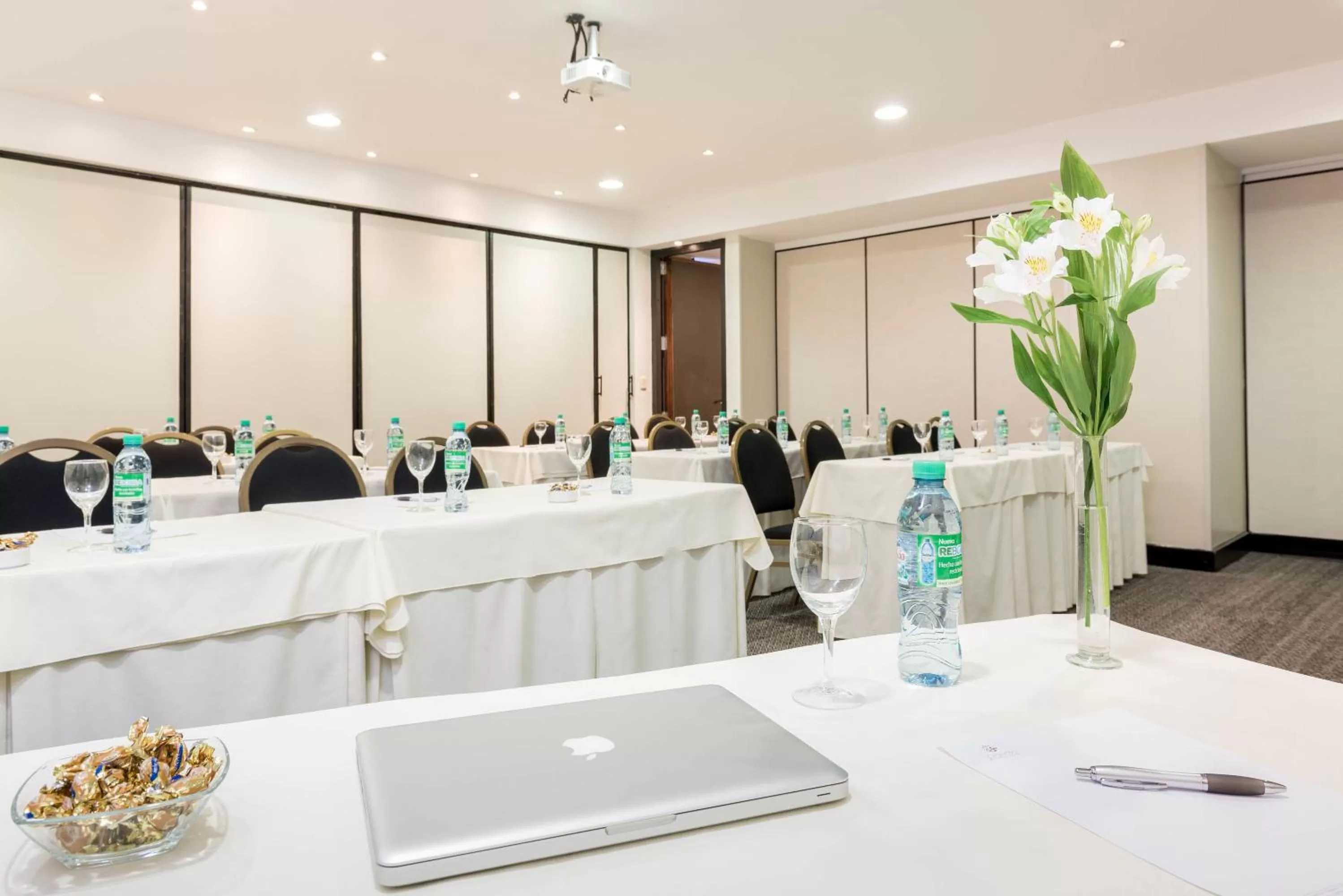 Meeting/conference room in Loi Suites Recoleta Hotel
