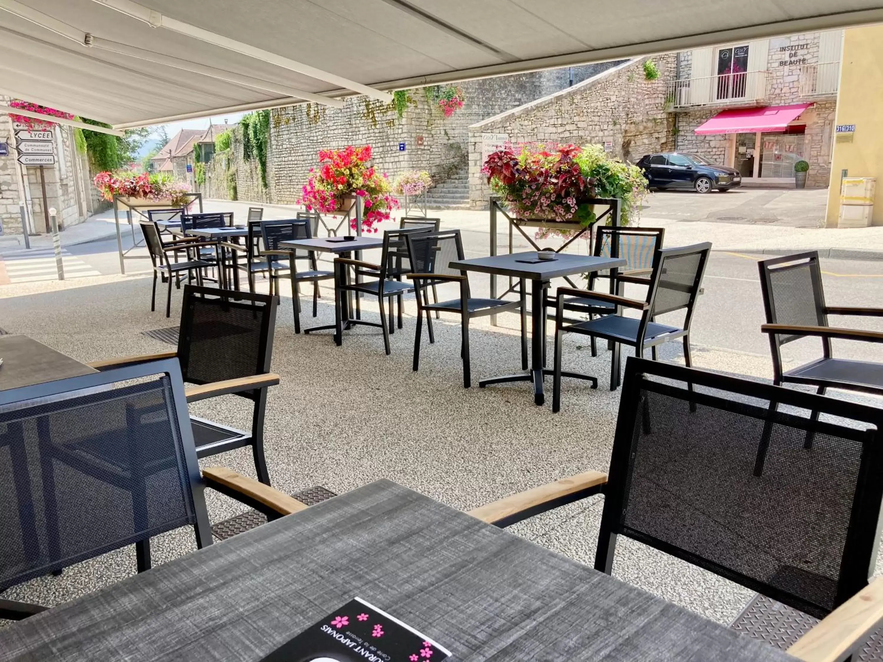 Restaurant/Places to Eat in Le Sakura