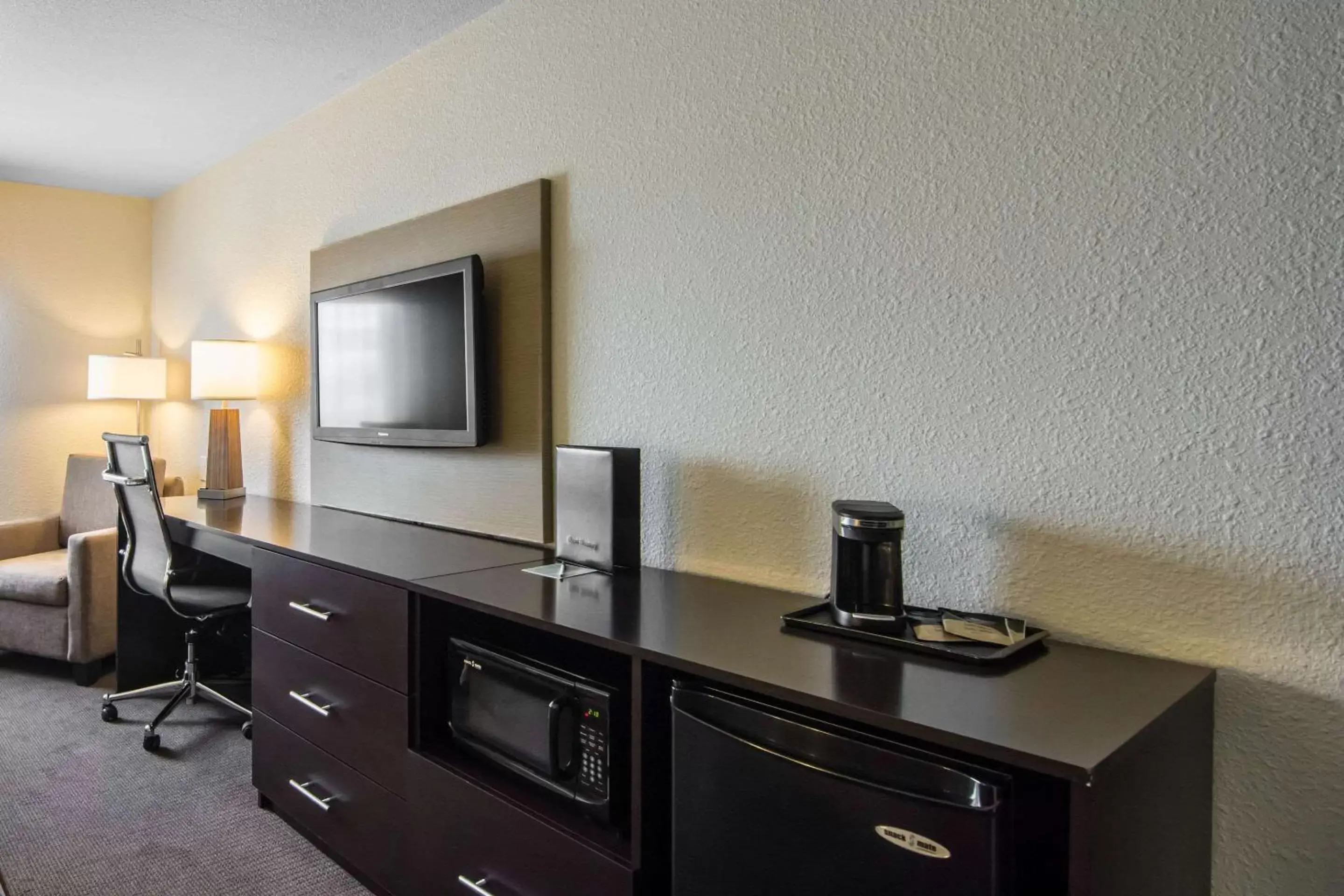 Bedroom, TV/Entertainment Center in Sleep Inn Regina East