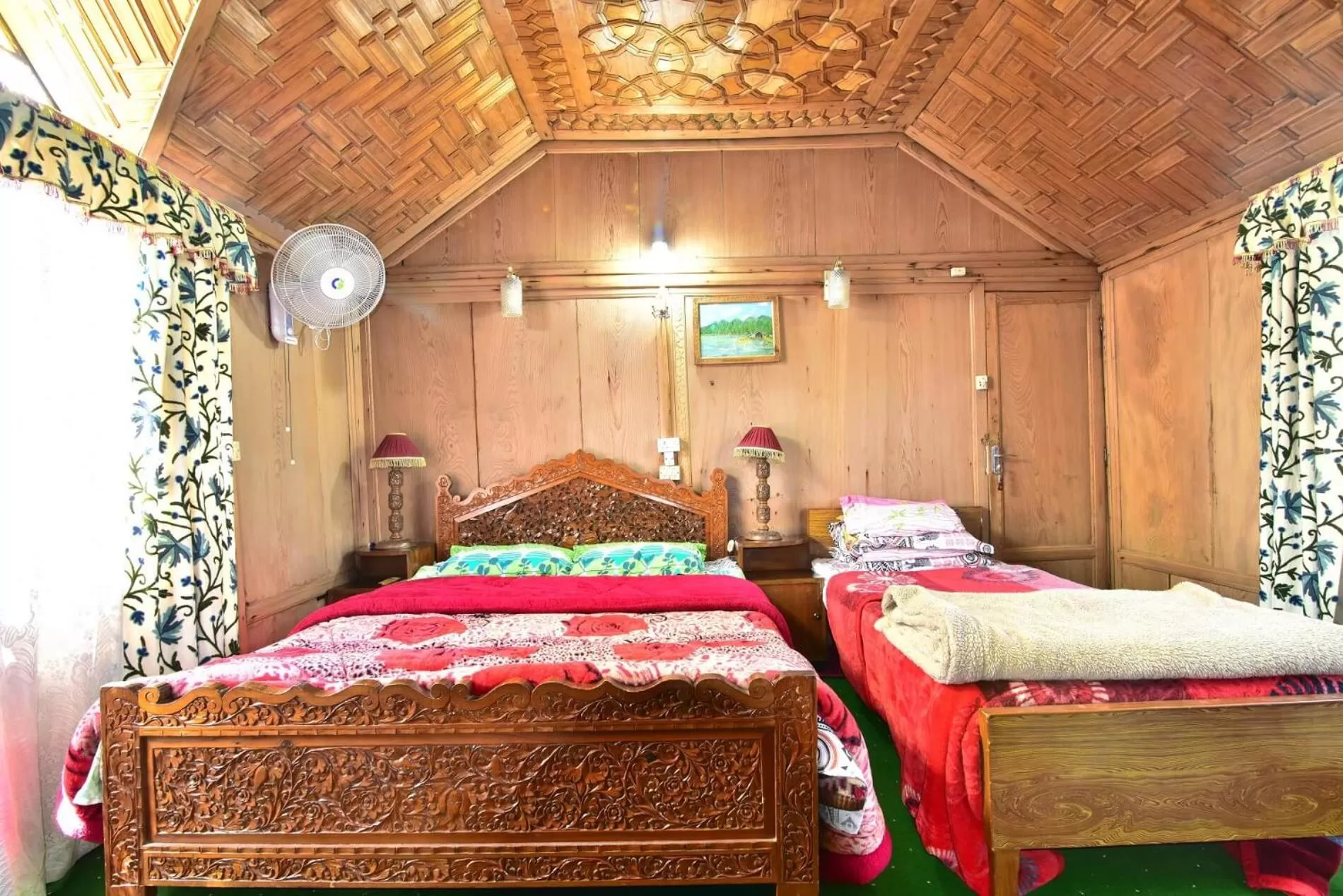 Bed in Houseboat Zaindari Palace
