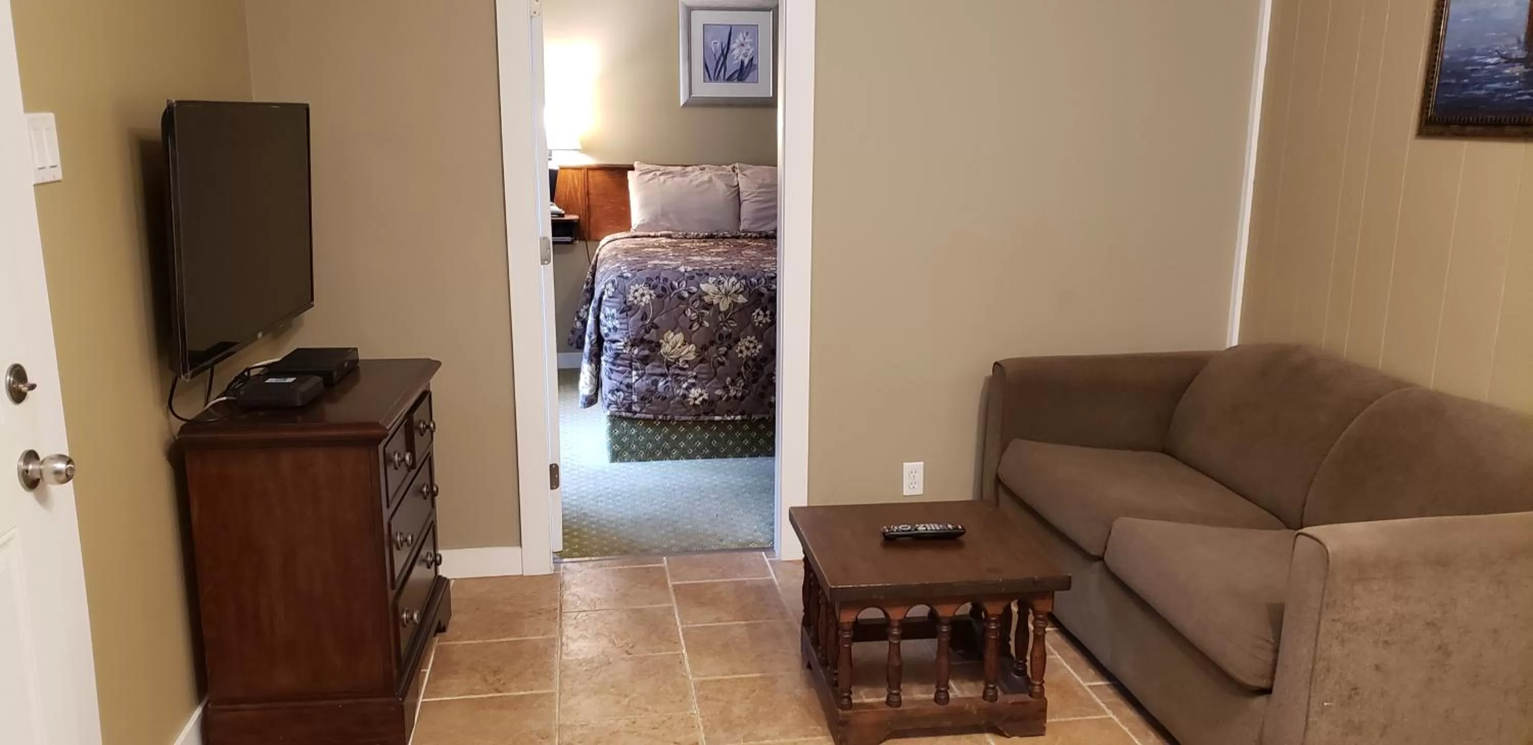 TV and multimedia, Seating Area in Malahat Bungalows Motel