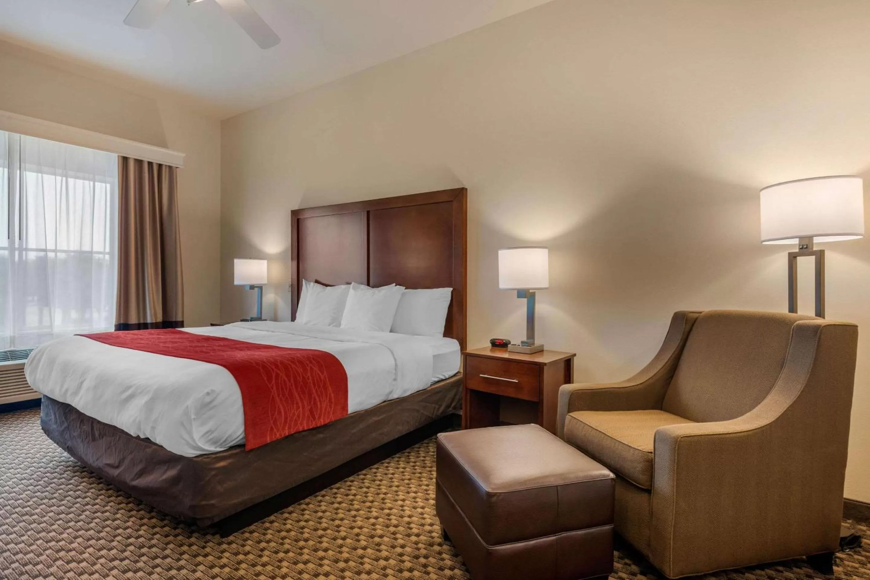 Photo of the whole room, Bed in Comfort Inn & Suites Fort Myers Airport