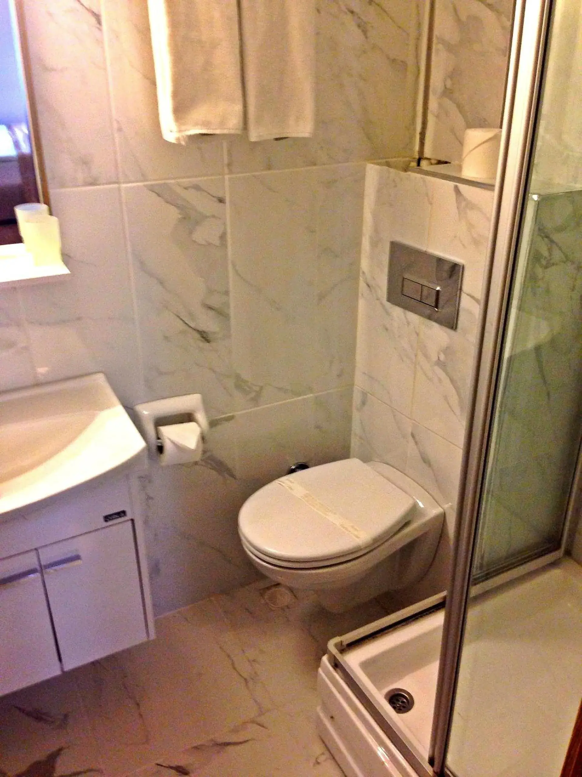 Bathroom in Hotel Naz Wooden House Inn