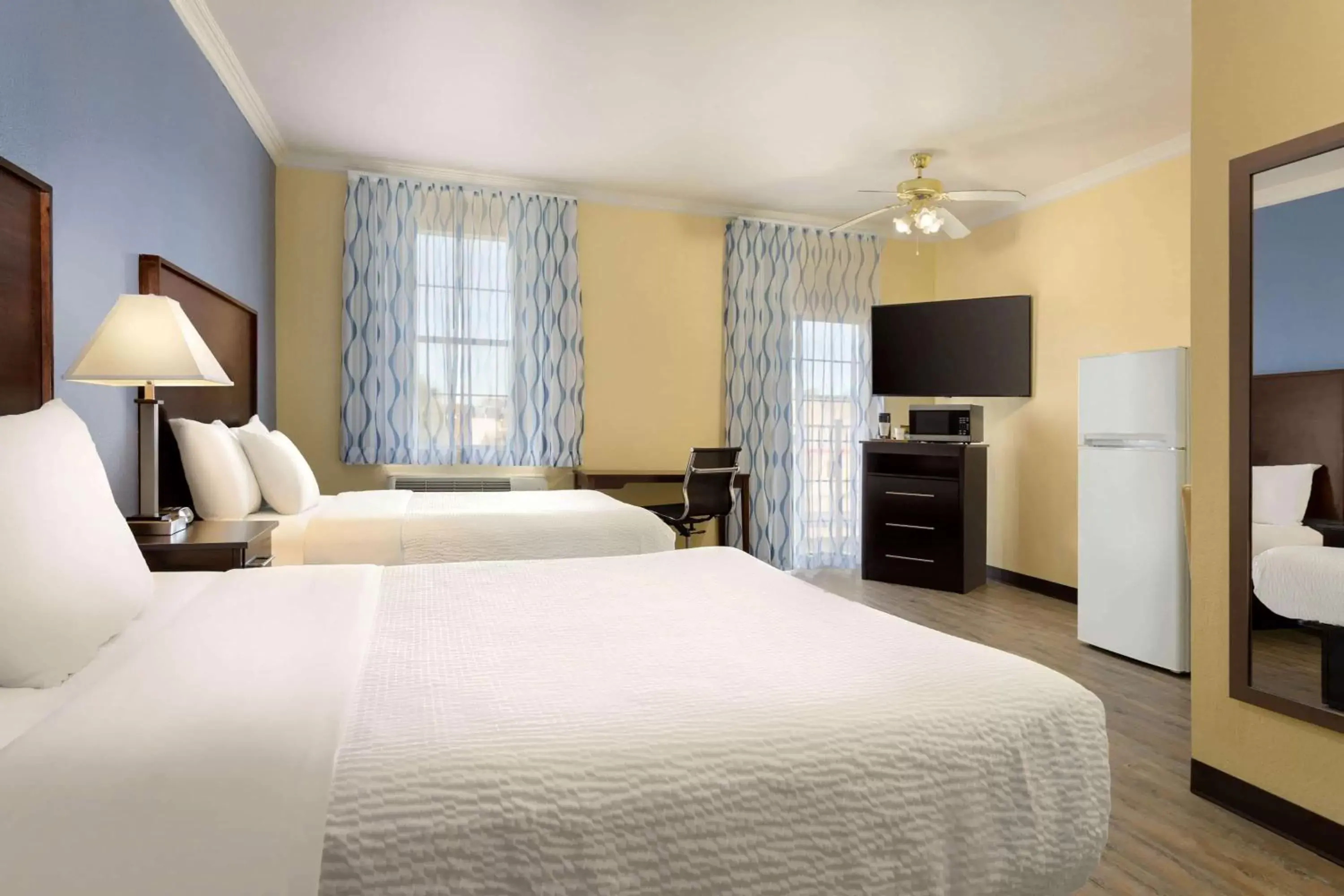 Photo of the whole room, Bed in Days Inn & Suites by Wyndham DFW Airport South-Euless
