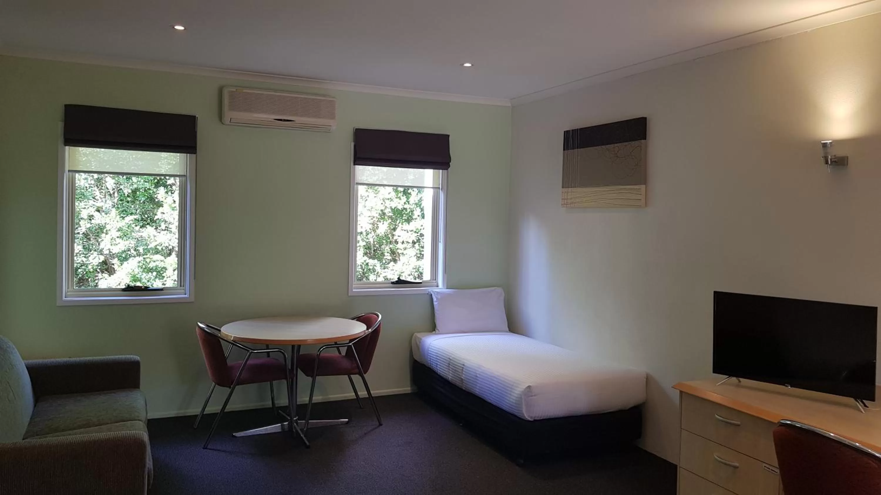 Bed in Red Bridge Motor Inn