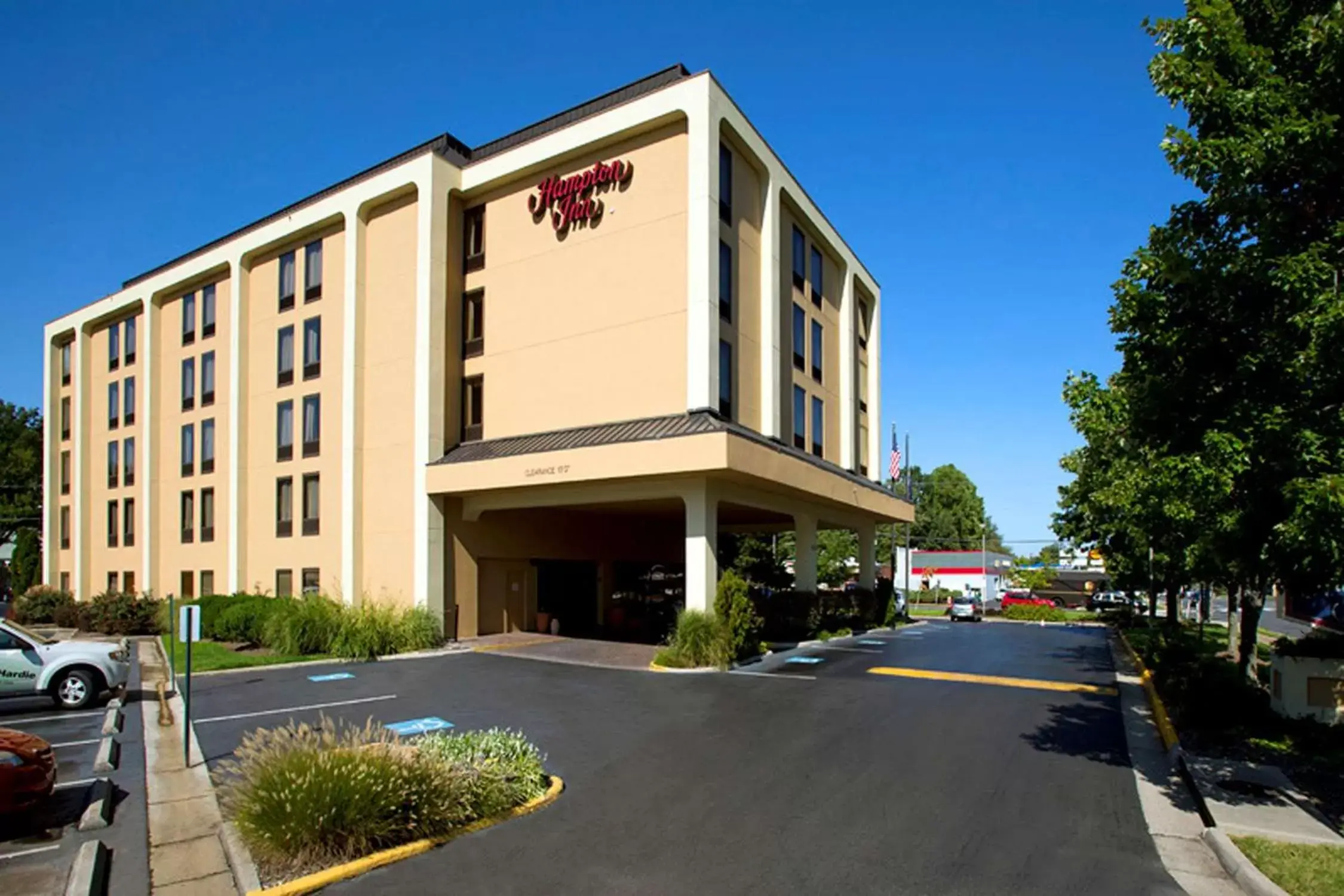 Property Building in Hampton Inn Fairfax City