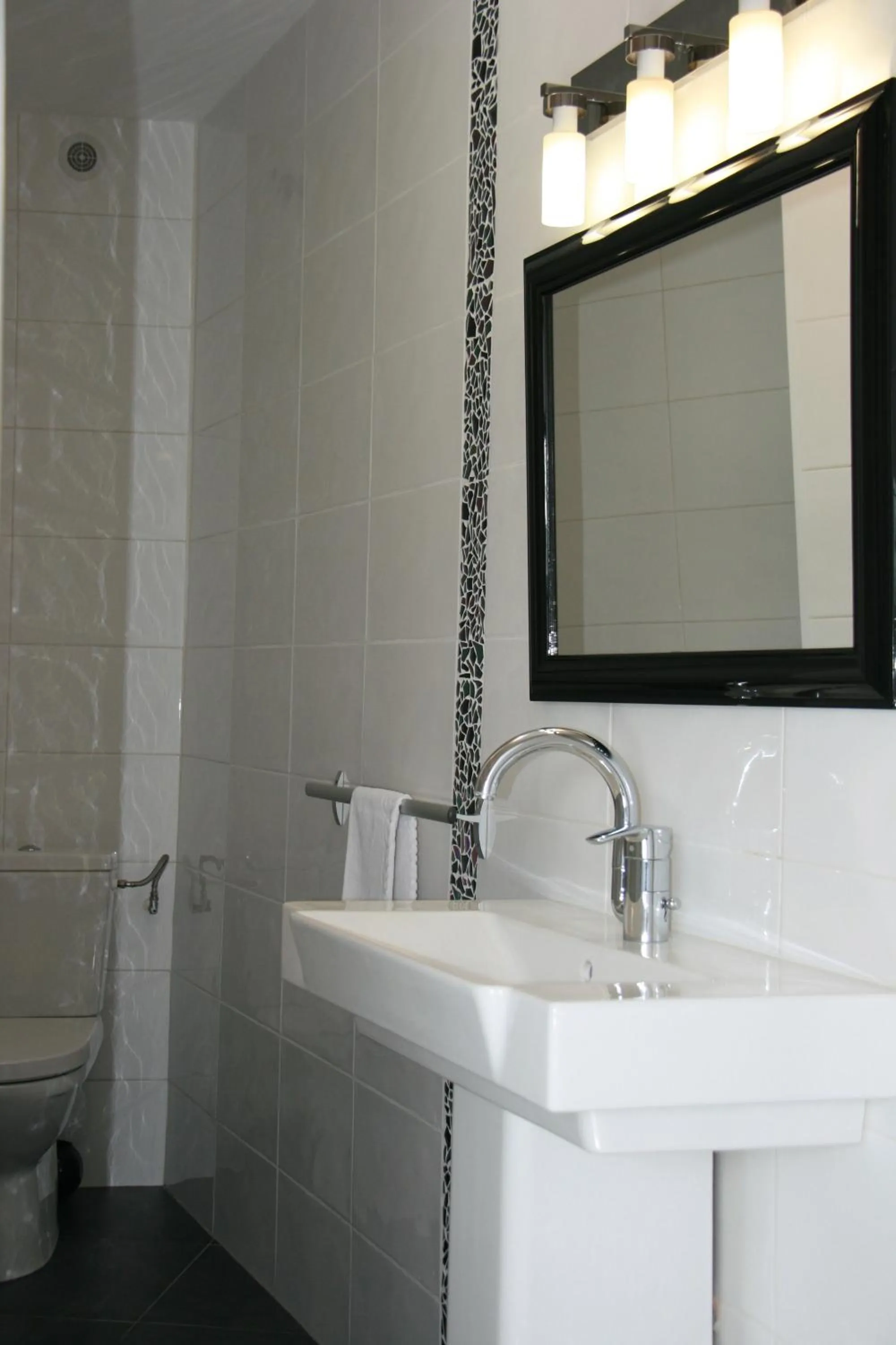 Bathroom in Hôtel de Perros, The Originals Boutique