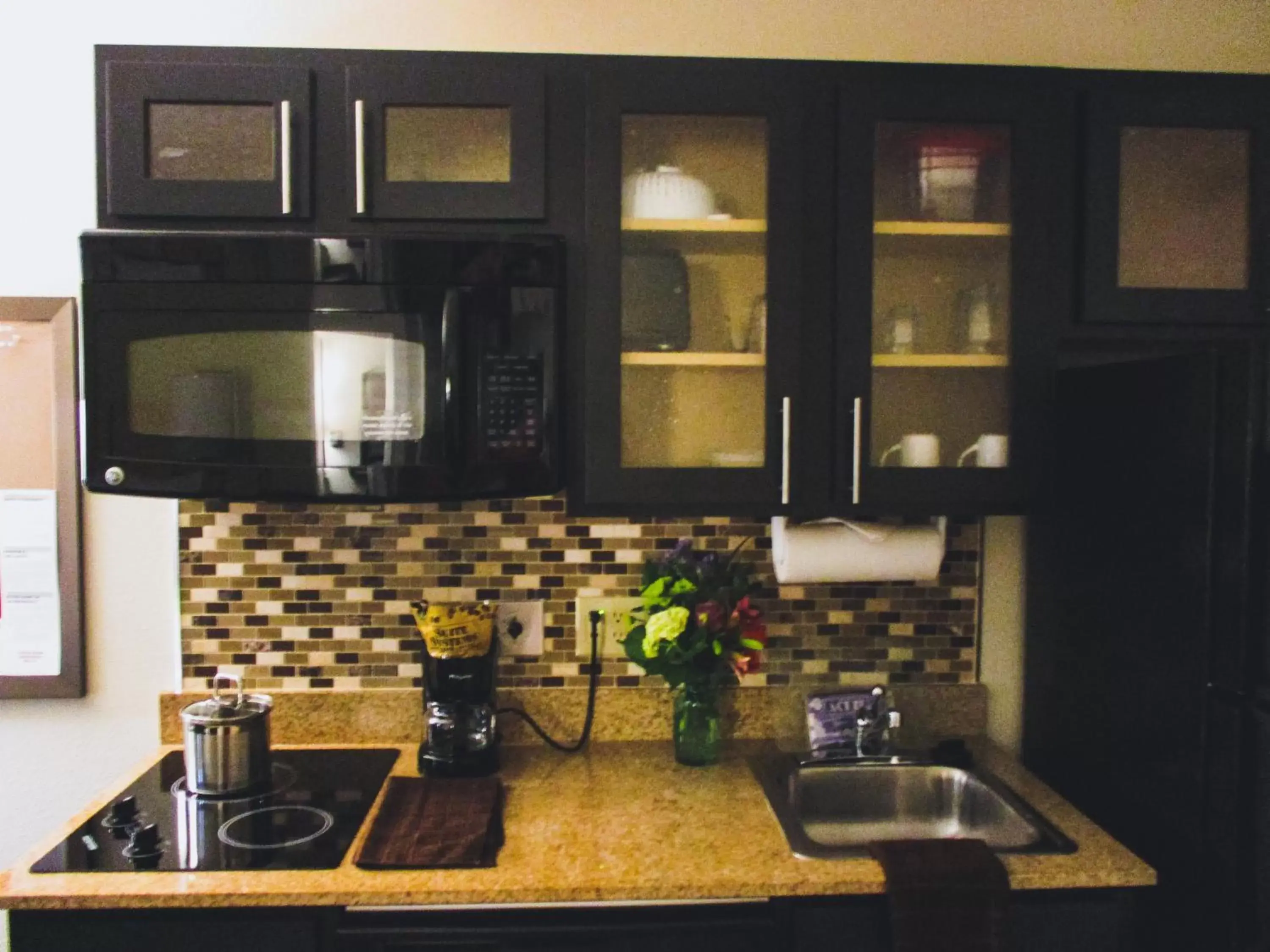 Photo of the whole room, Kitchen/Kitchenette in Candlewood Suites Alabaster, an IHG Hotel