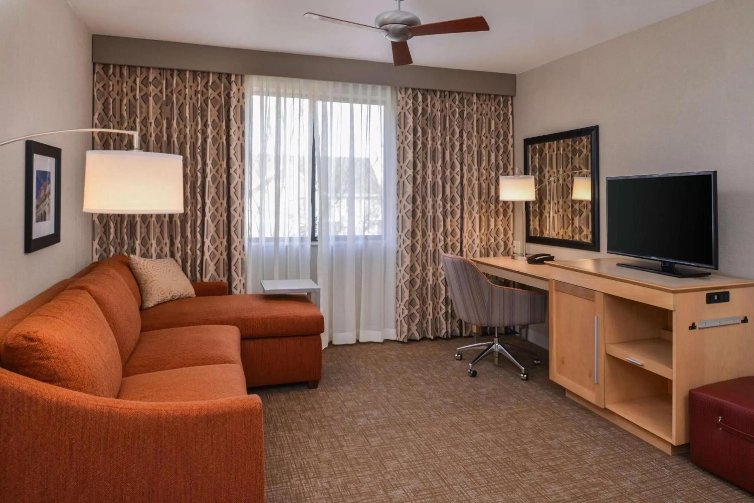 Living room, TV/Entertainment Center in Hampton Inn & Suites Denver-Speer Boulevard