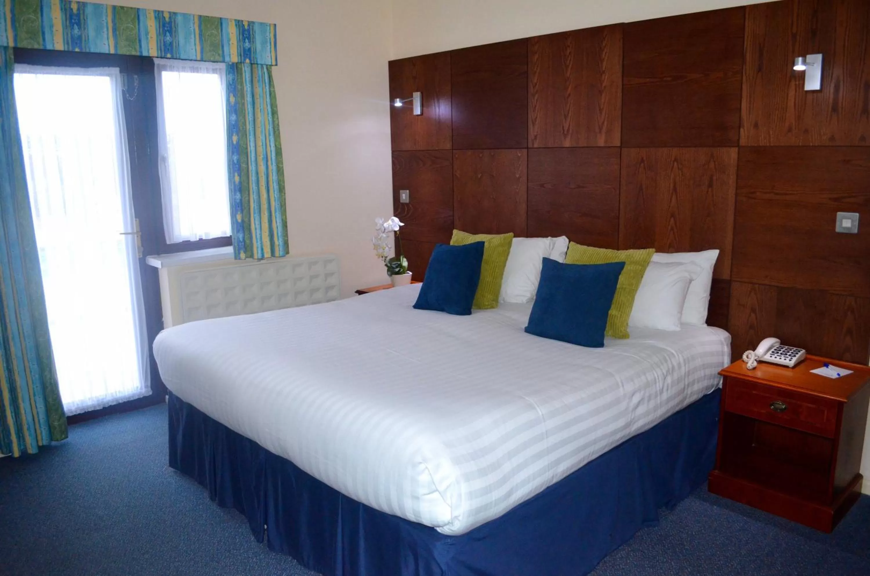 Bedroom, Bed in Heights Hotel