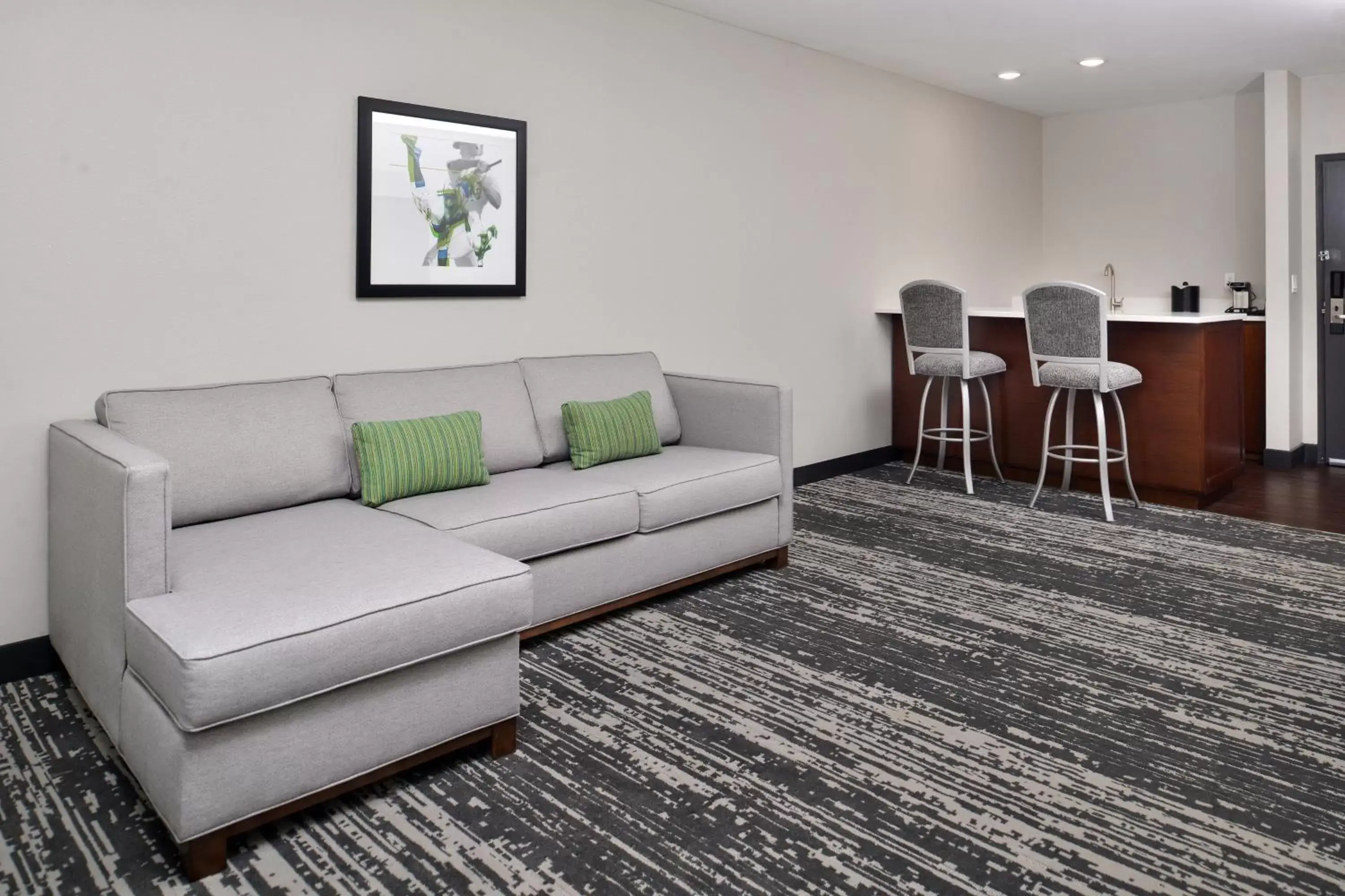 Bedroom, Seating Area in Four Points by Sheraton Omaha Midtown