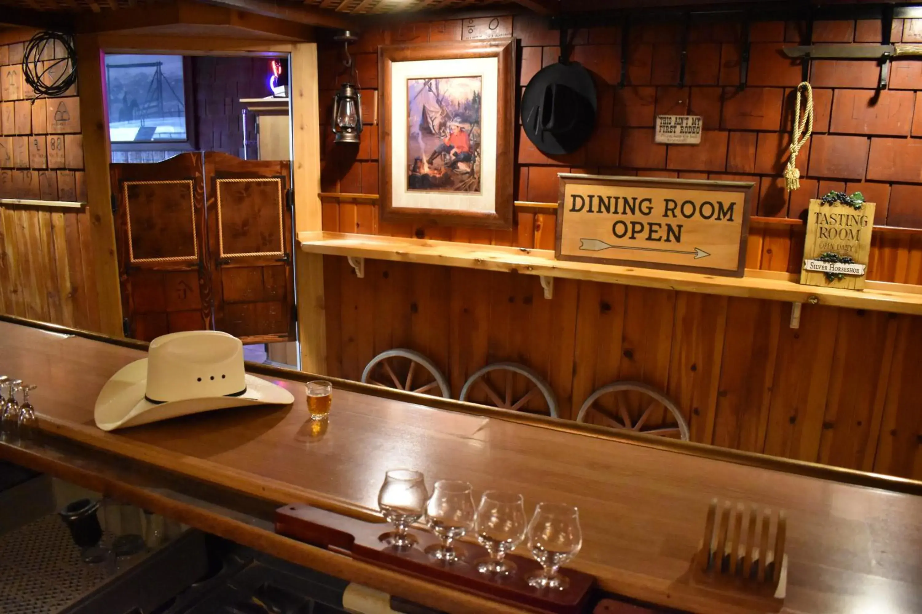 Lounge or bar, Kitchen/Kitchenette in Silver Horseshoe Inn