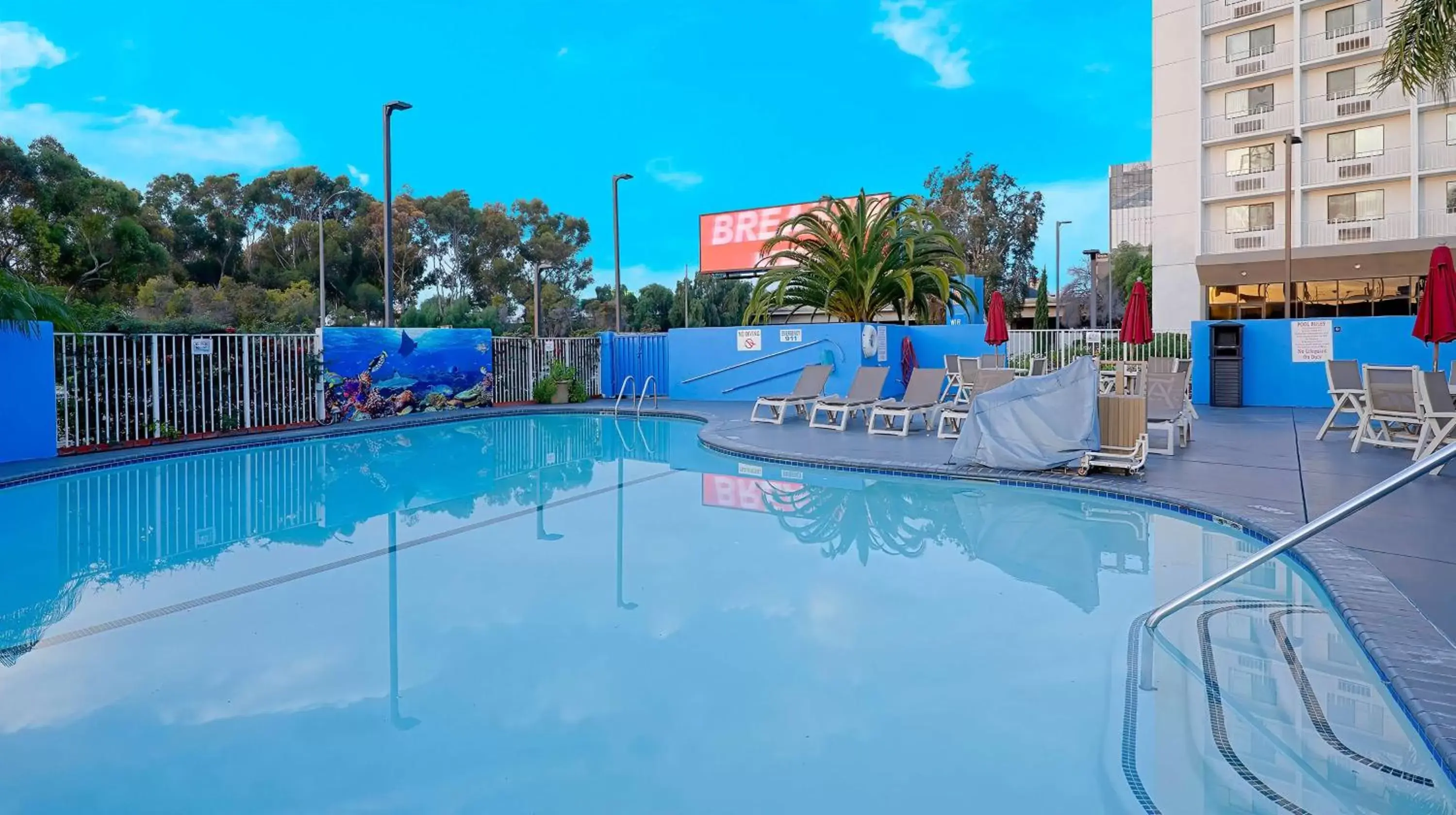 Pool view, Swimming Pool in Motel 6-Los Angeles, CA - Los Angeles - LAX