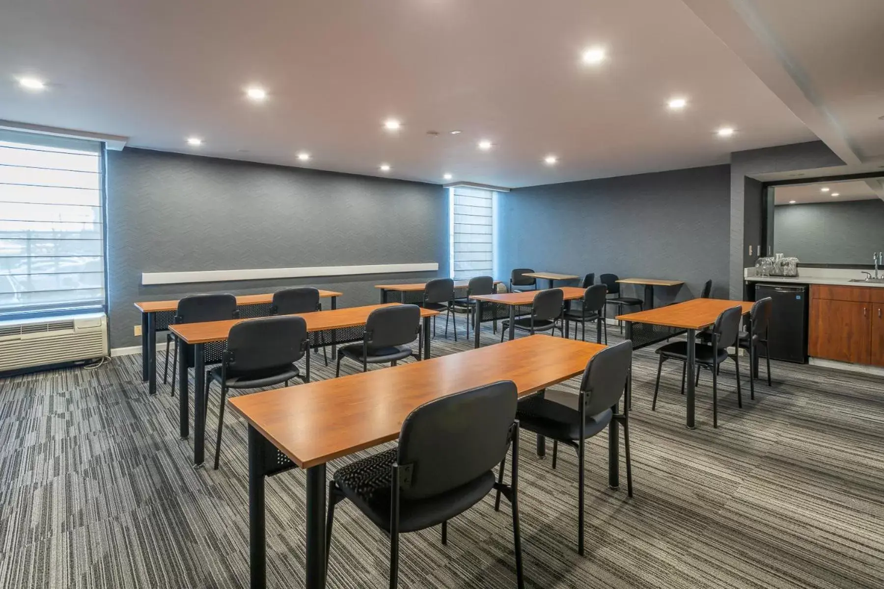 Meeting/conference room in Holiday Inn Express - Newark Airport - Elizabeth, an IHG Hotel