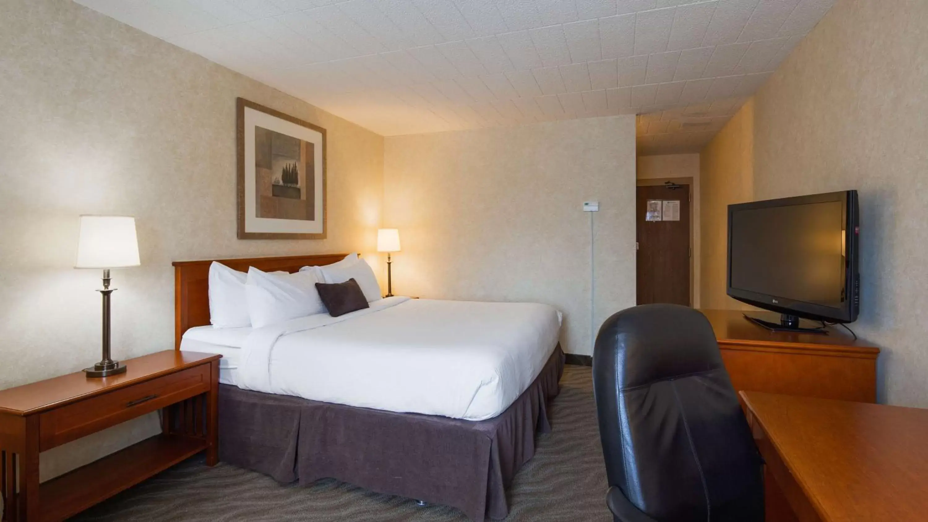 Photo of the whole room, Bed in Best Western North Bay Hotel & Conference Centre