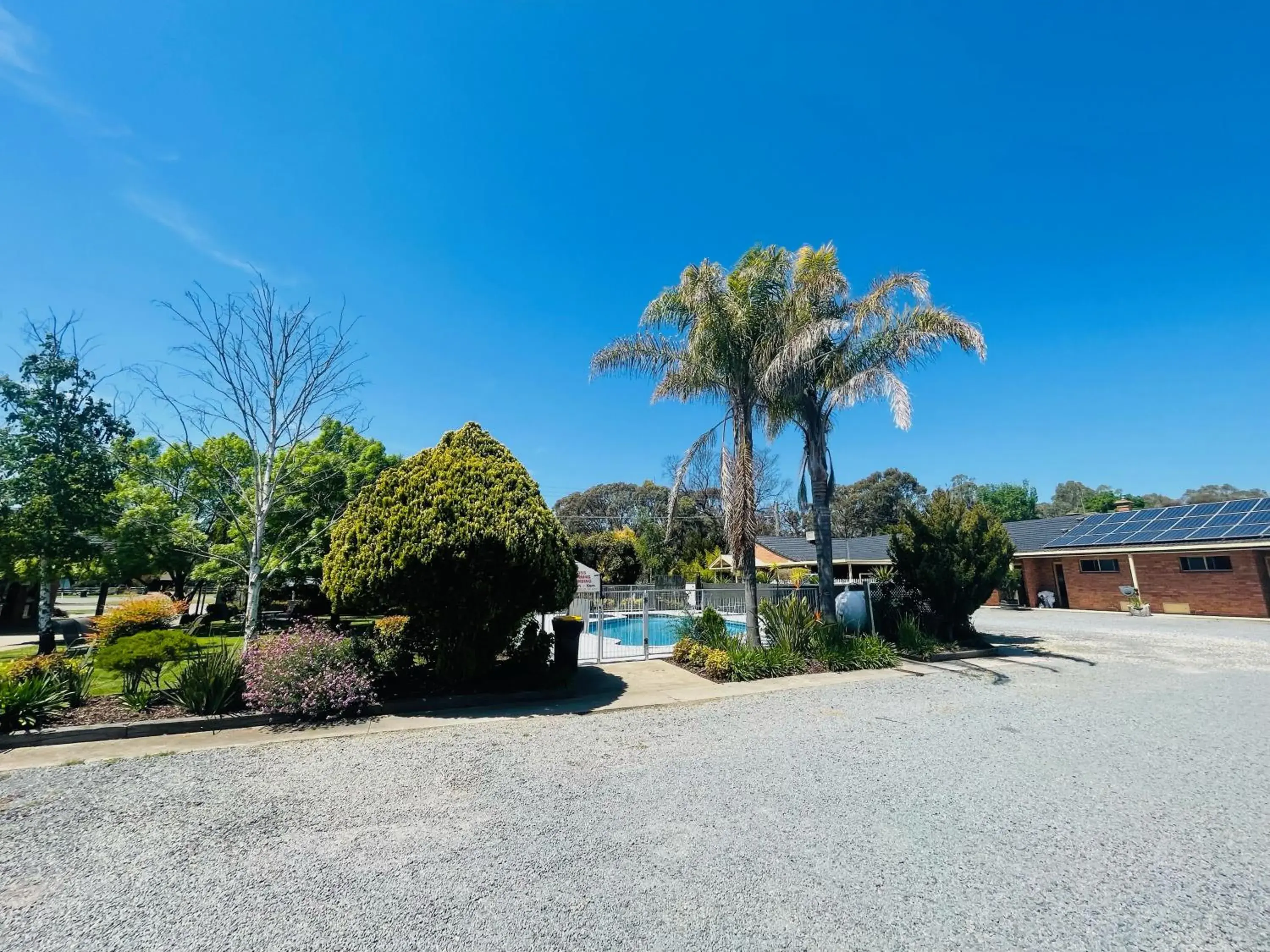 Pool view in Nagambie Motor Inn