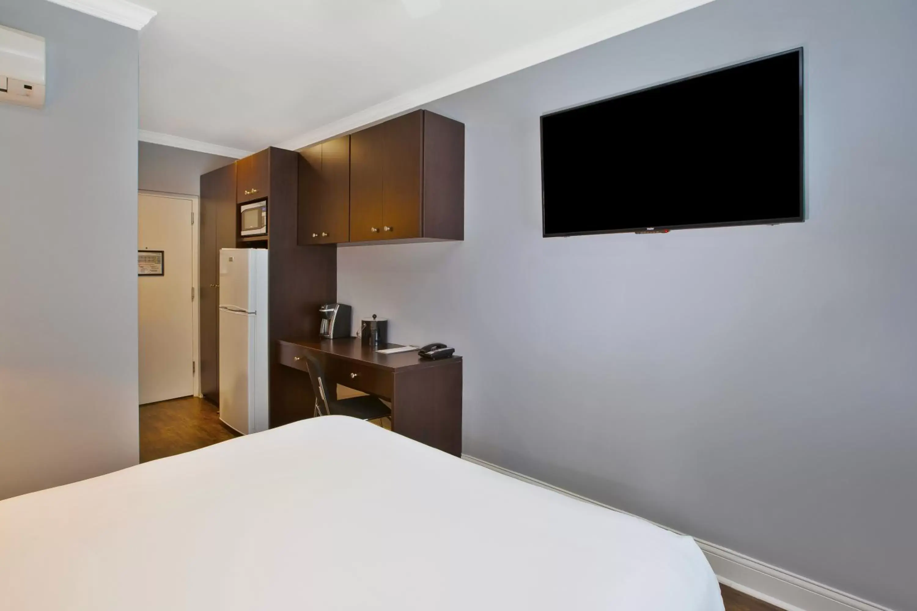 Bedroom, TV/Entertainment Center in Hotel Chicago West Loop