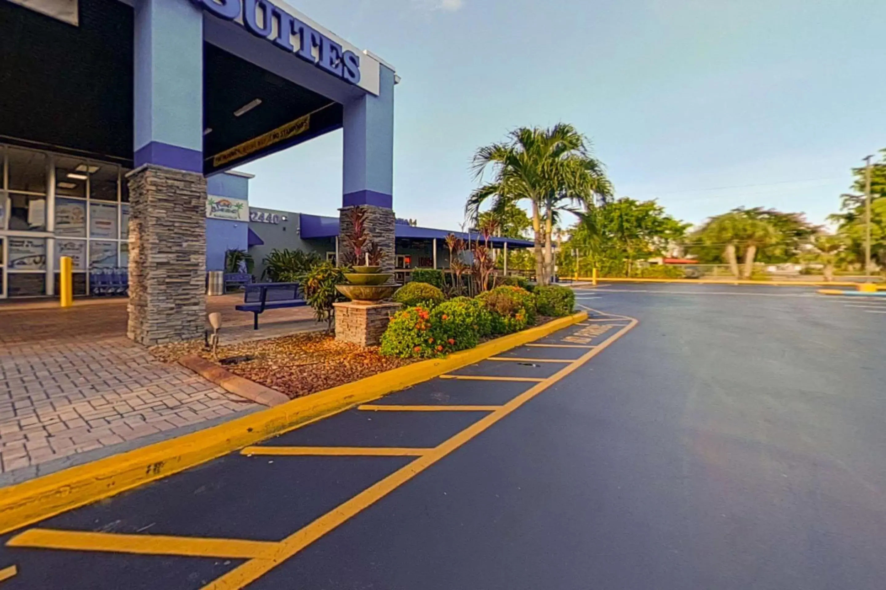 Property building in Rodeway Inn & Suites Fort Lauderdale Airport & Cruise Port