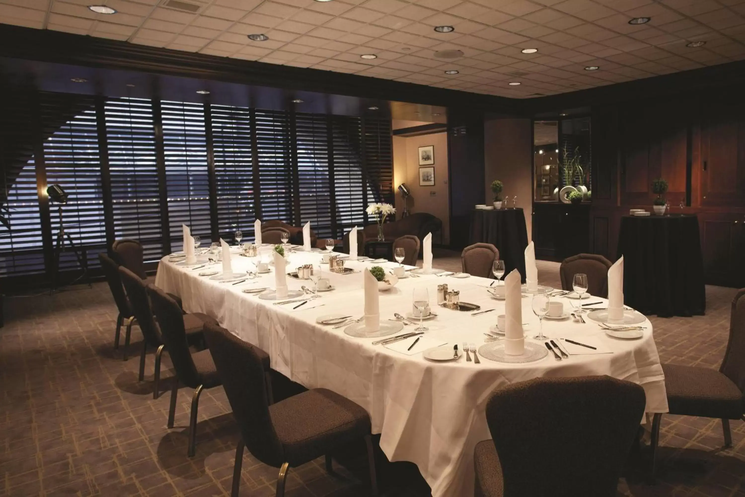 Meeting/conference room, Restaurant/Places to Eat in Metropolitan Hotel Vancouver