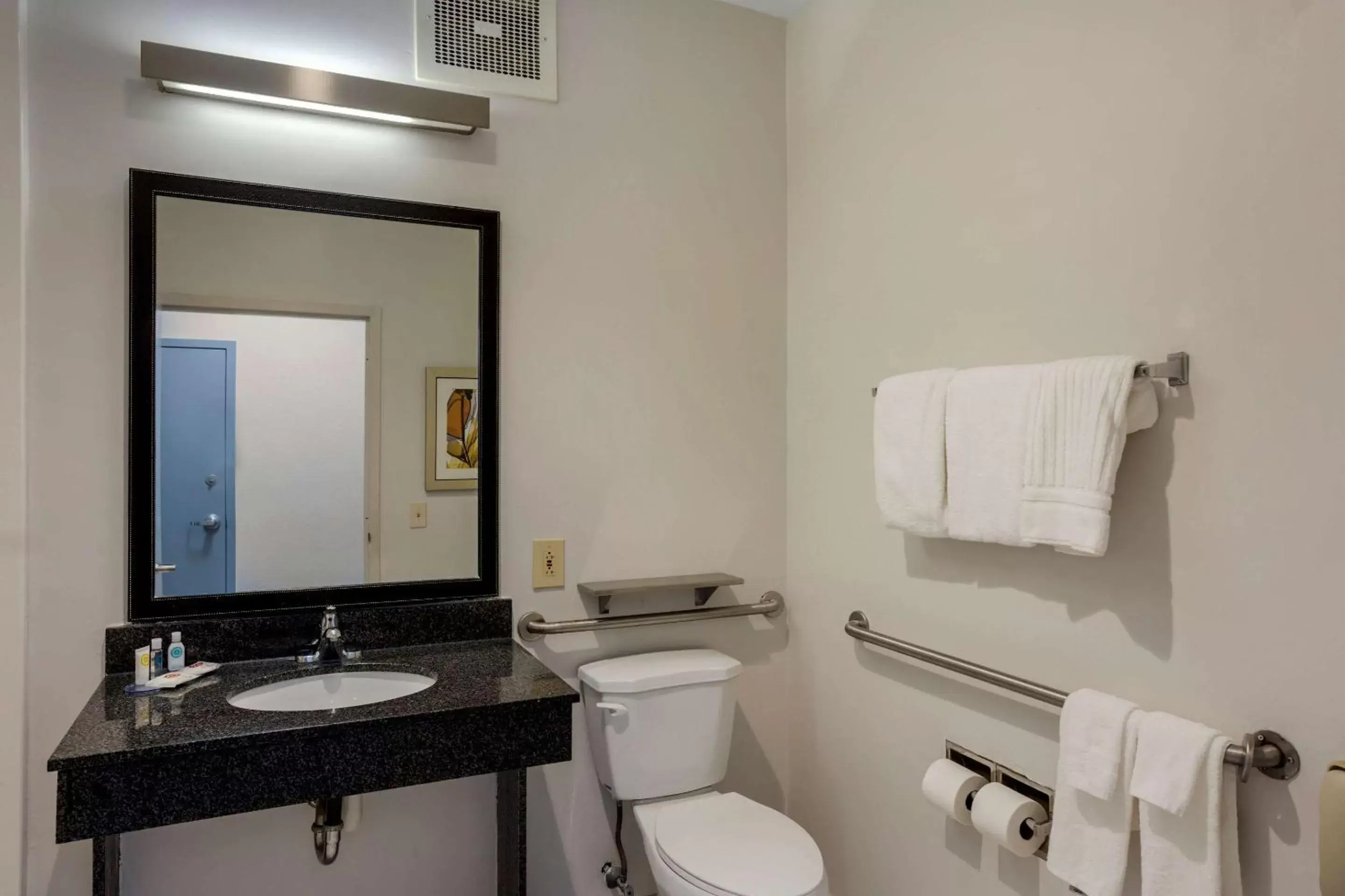 Bedroom, Bathroom in Comfort Inn & Suites Mt Laurel - Philadelphia