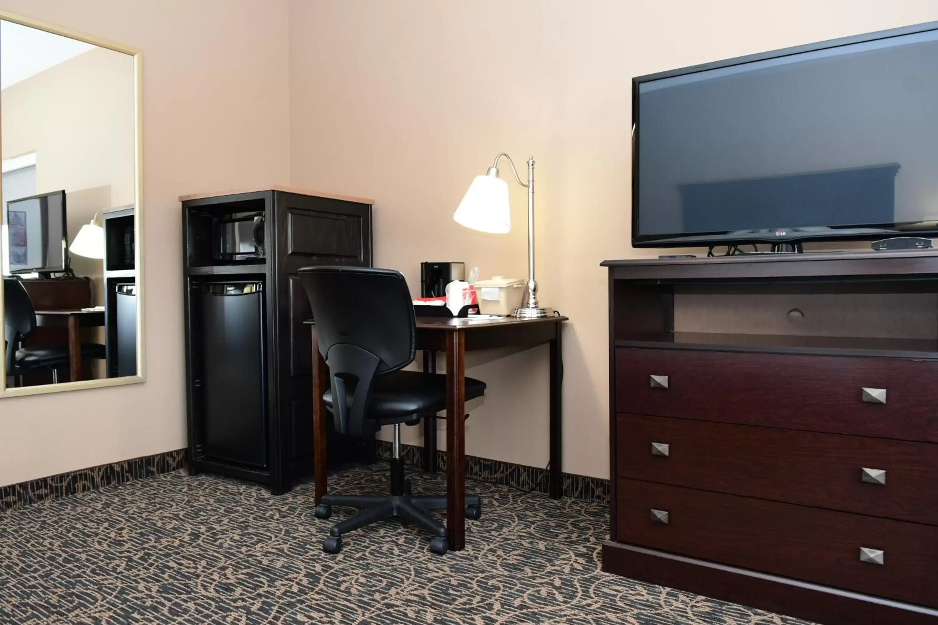 TV and multimedia, TV/Entertainment Center in Cobblestone Inn & Suites - Denison | Majestic Hills