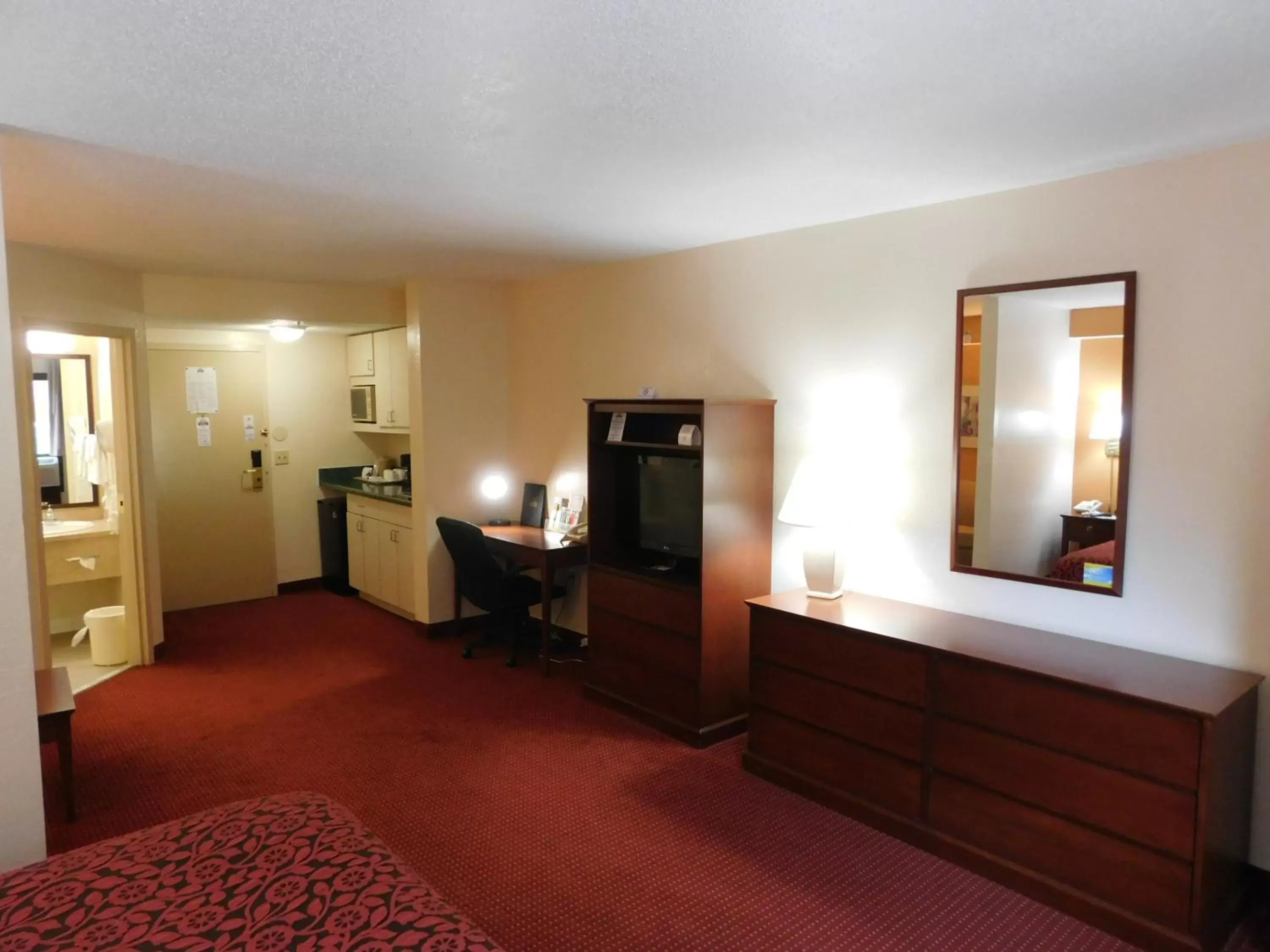 Photo of the whole room, TV/Entertainment Center in Days Inn & Suites by Wyndham Cedar Rapids