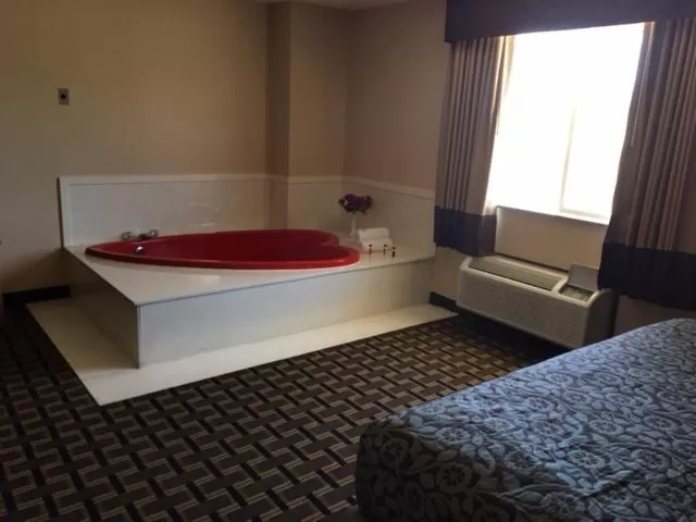 Hot Tub, Bed in Days Inn by Wyndham Hurricane/Zion National Park Area