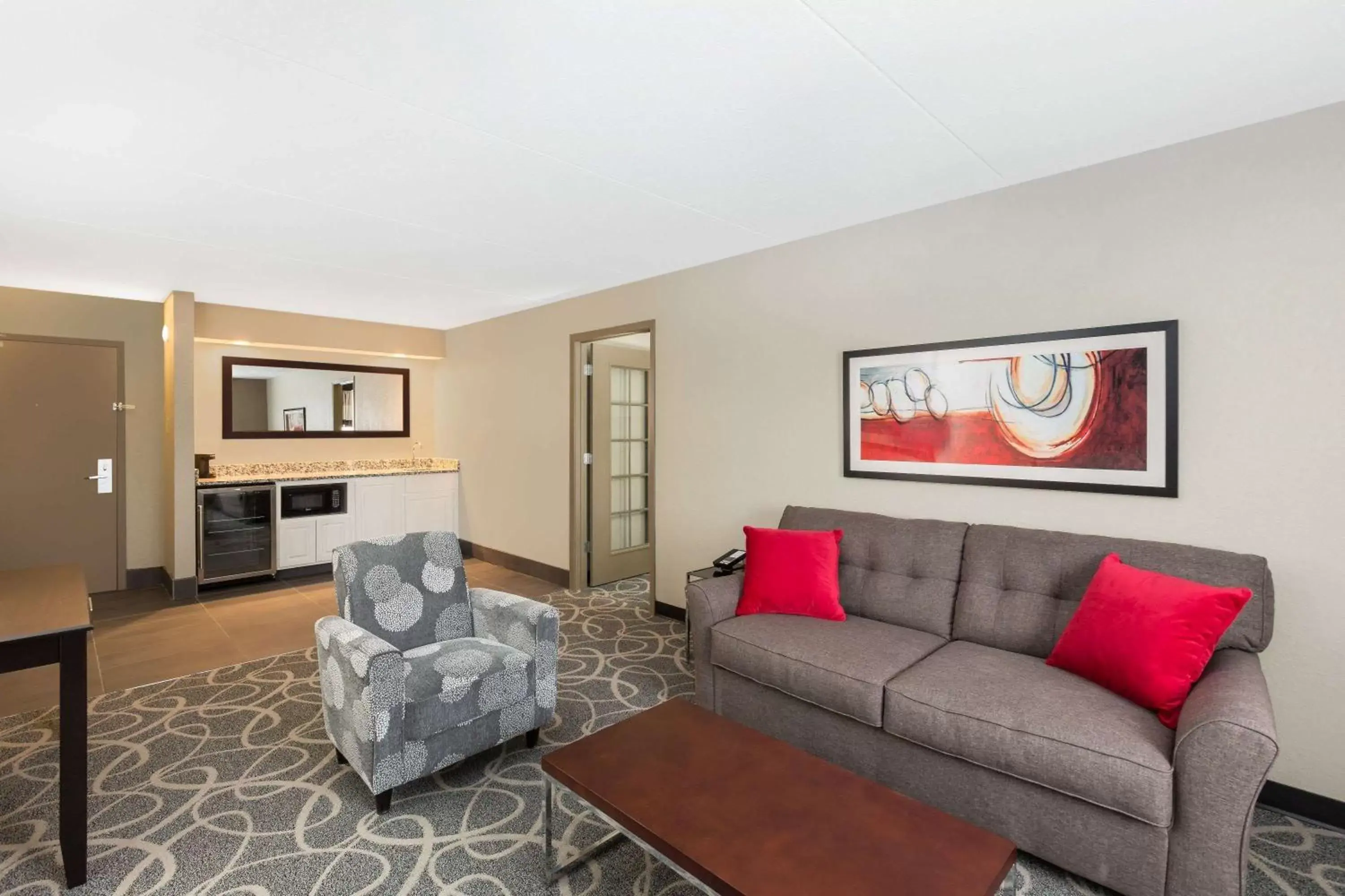 Living room, Seating Area in Ramada by Wyndham Des Moines Airport