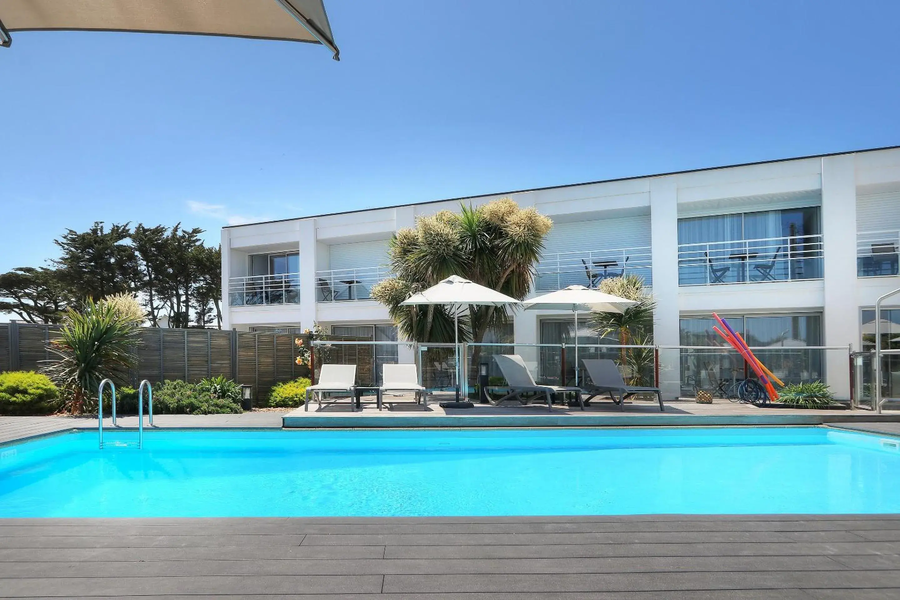 Pool view in Best Western Hôtel Le Bellevue Quiberon Pool view in Best Western Hôtel Le Bellevue Quiberon