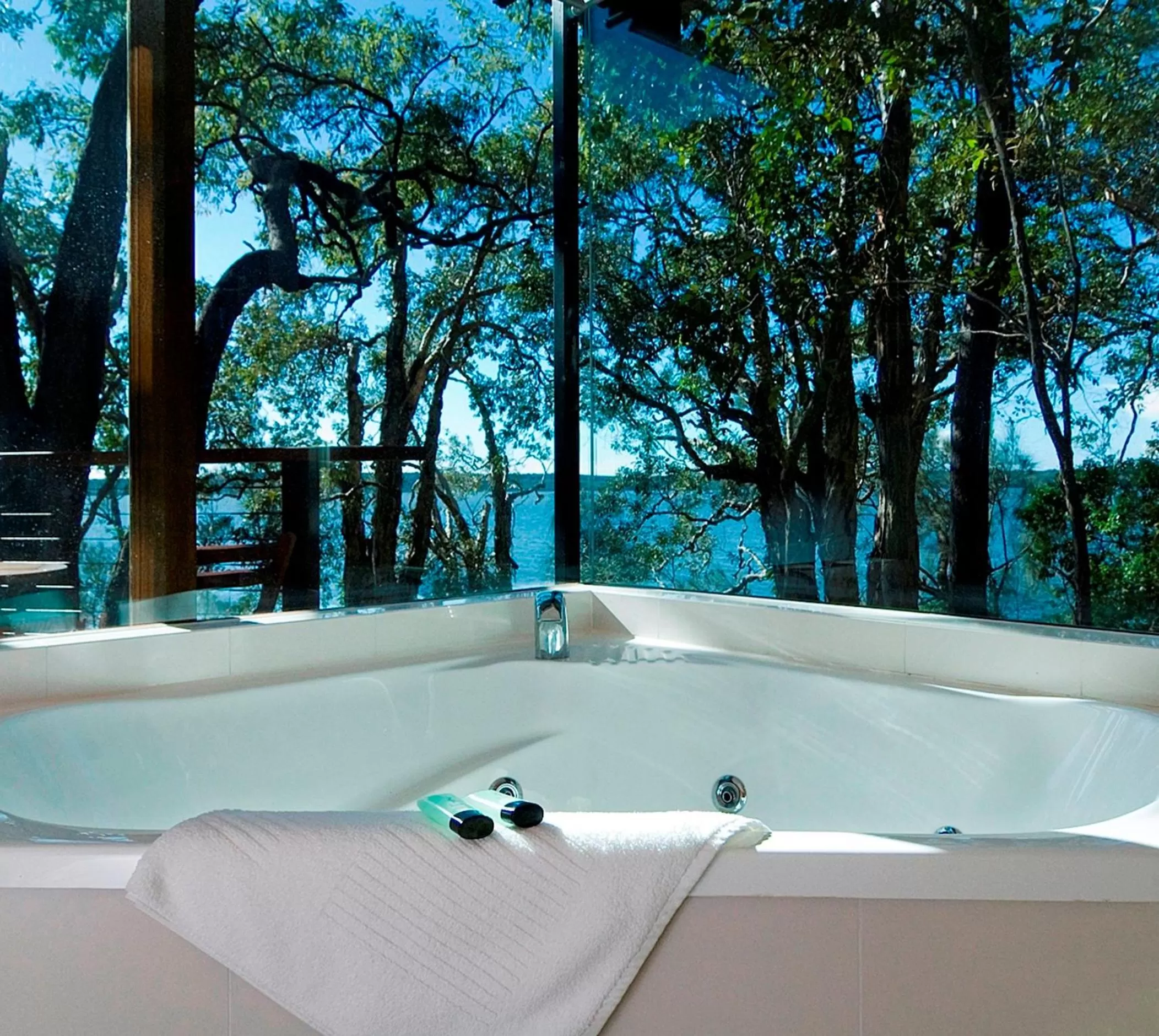 Hot Tub in Eumarella Shores Noosa Lake Retreat