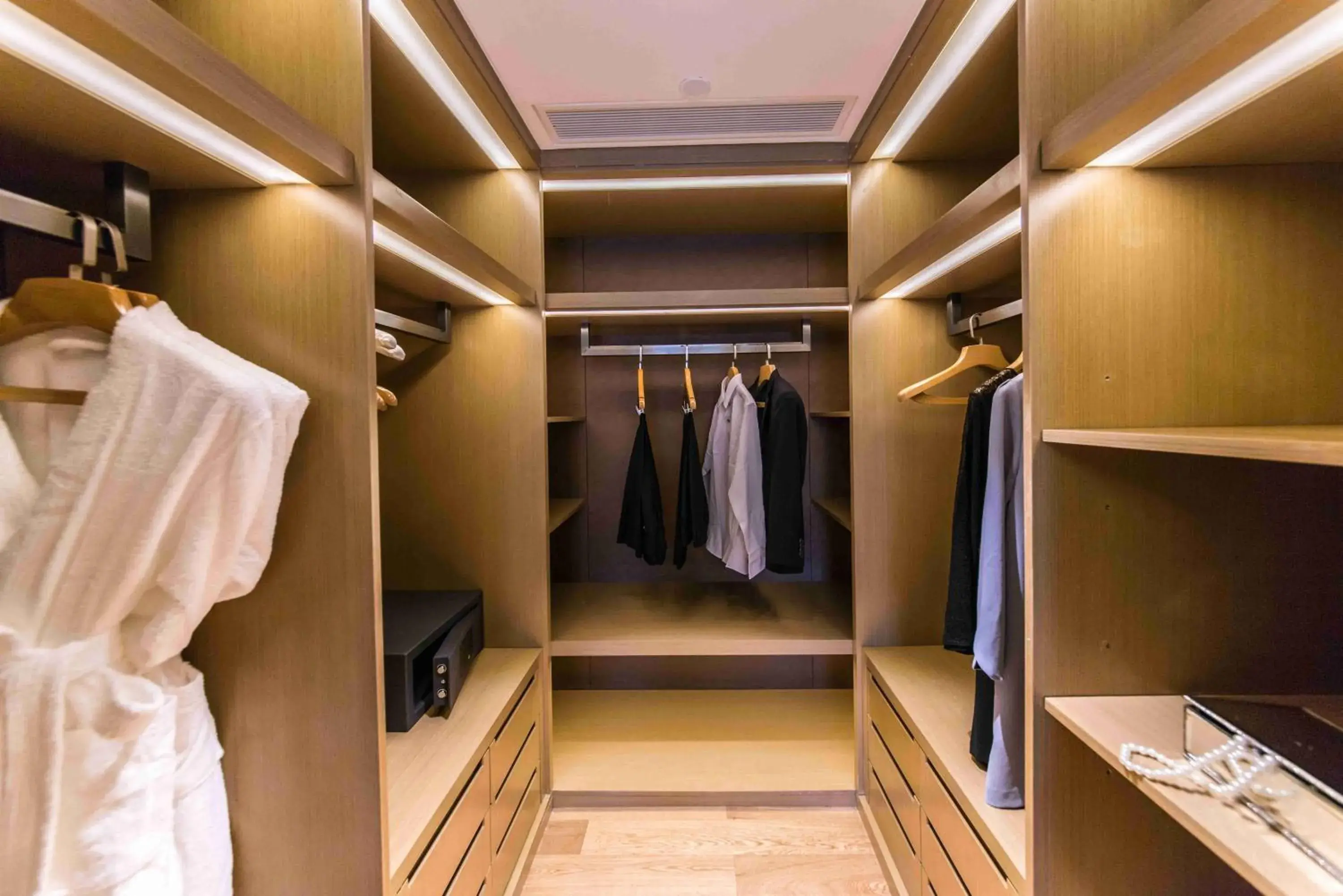 wardrobe in Somerset Grandview Shenzhen wardrobe in Somerset Grandview Shenzhen