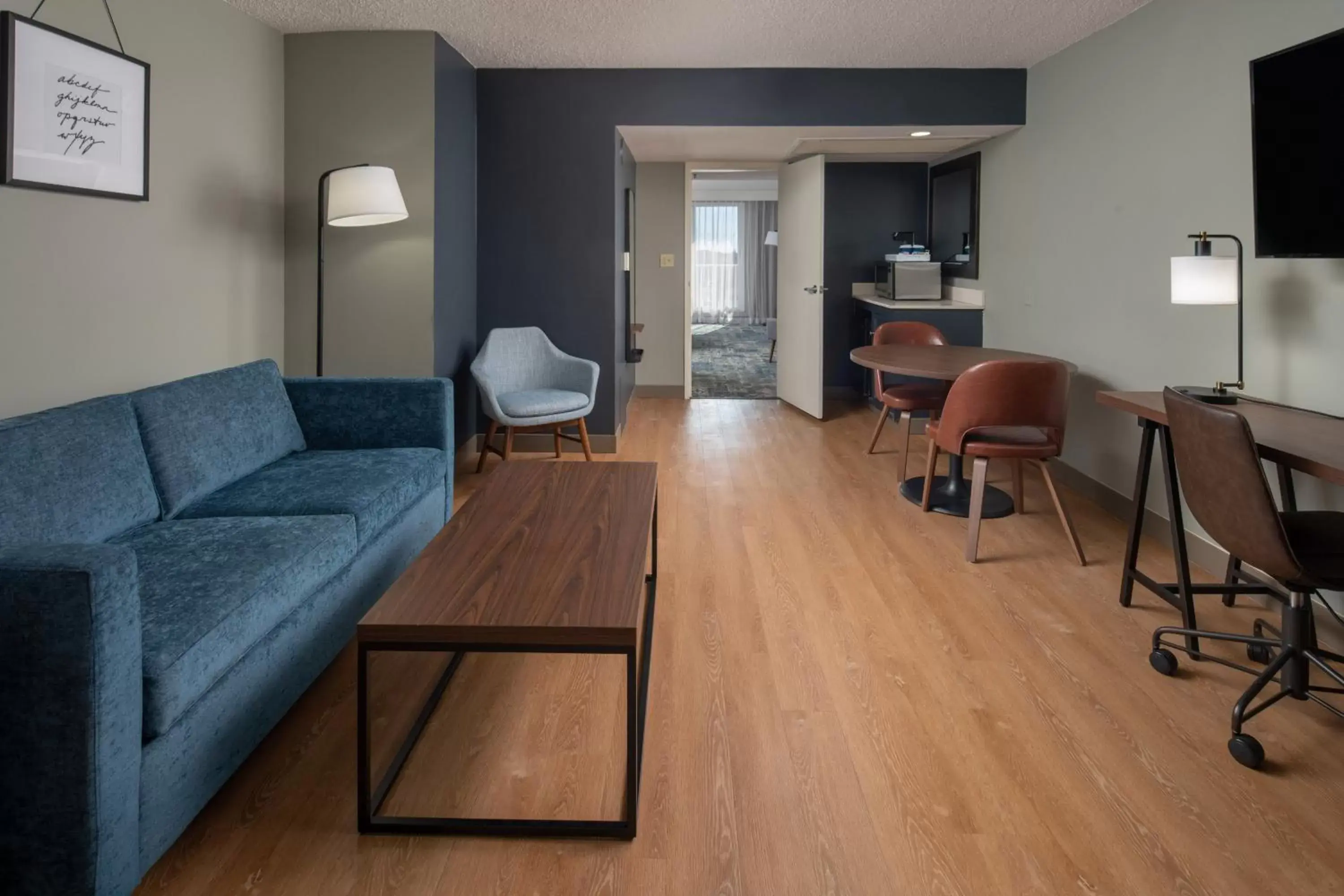 Living room, Seating Area in Four Points by Sheraton Suites Tampa Airport Westshore