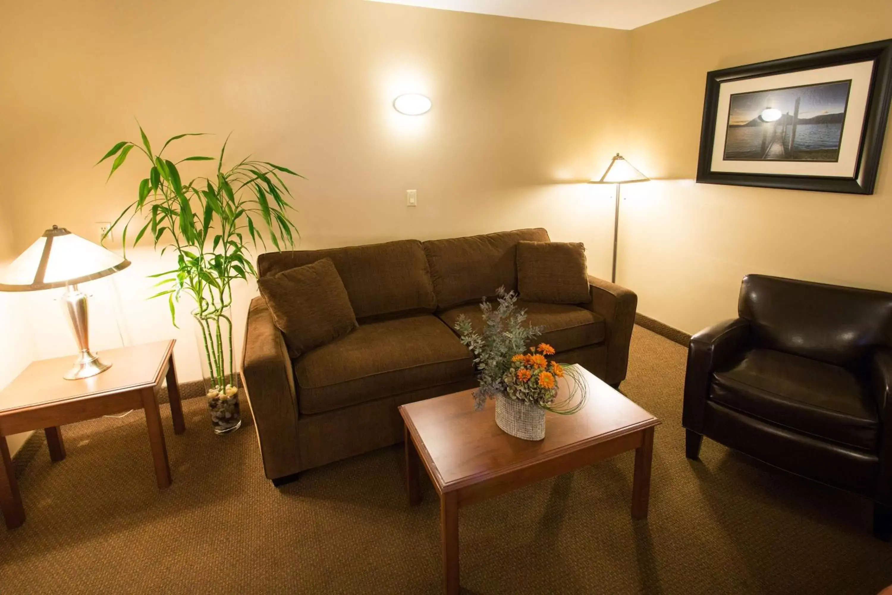 Photo of the whole room, Seating Area in Best Western Sicamous Inn