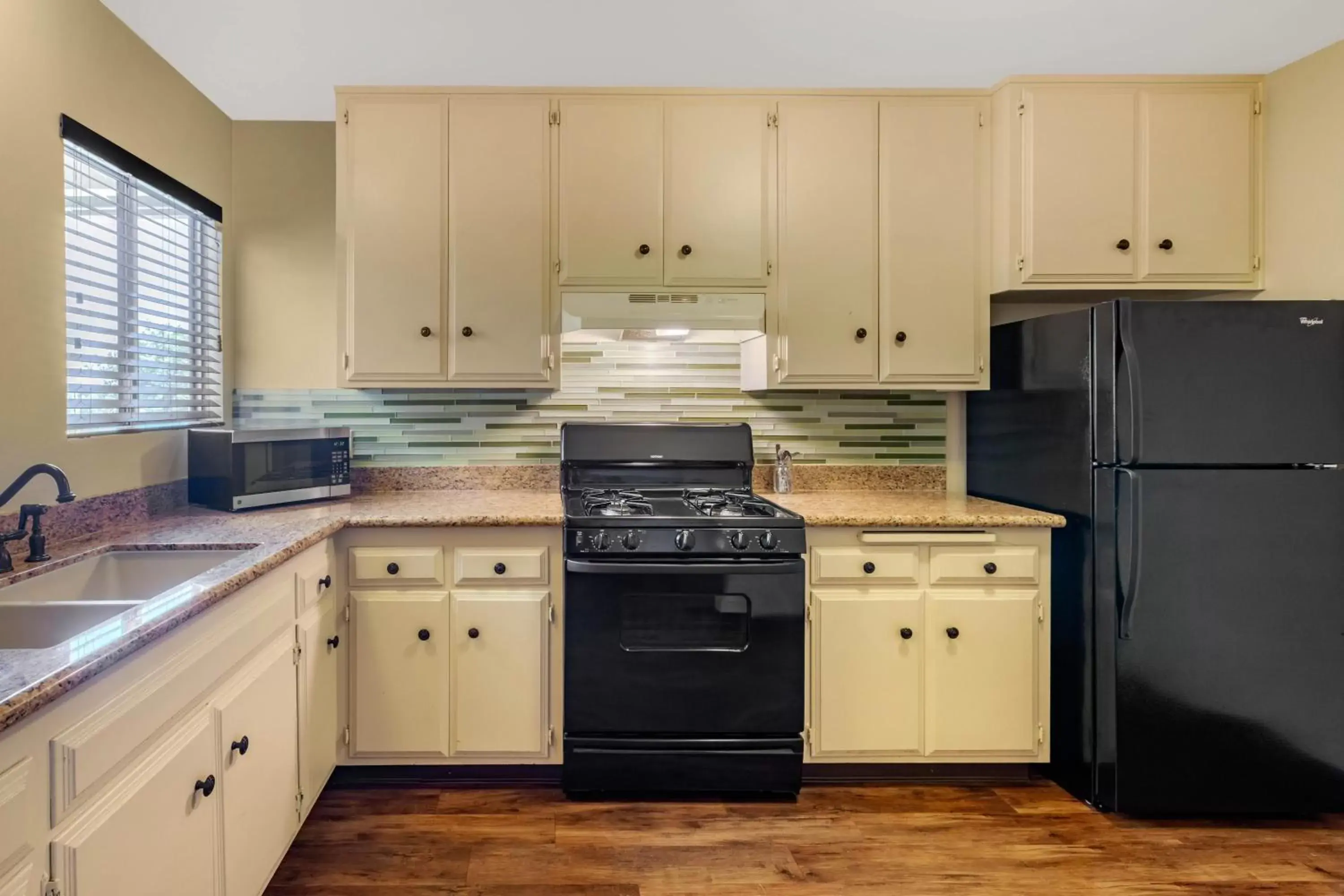 Kitchen or kitchenette, Kitchen/Kitchenette in Carlton Oaks Lodge, Ascend Hotel Collection