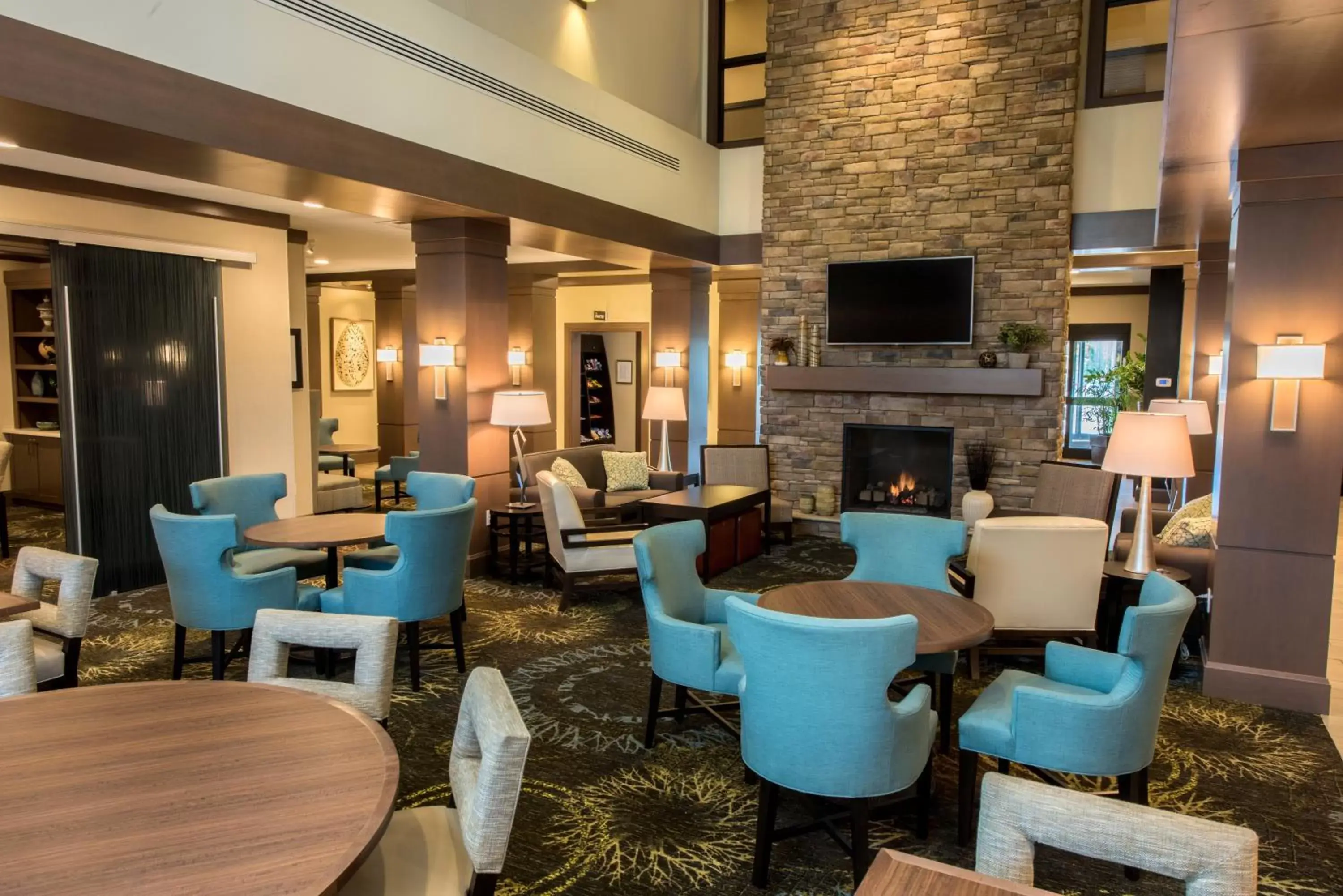 Restaurant/places to eat, Lounge/Bar in Staybridge Suites Albany Wolf Rd-Colonie Center, an IHG Hotel