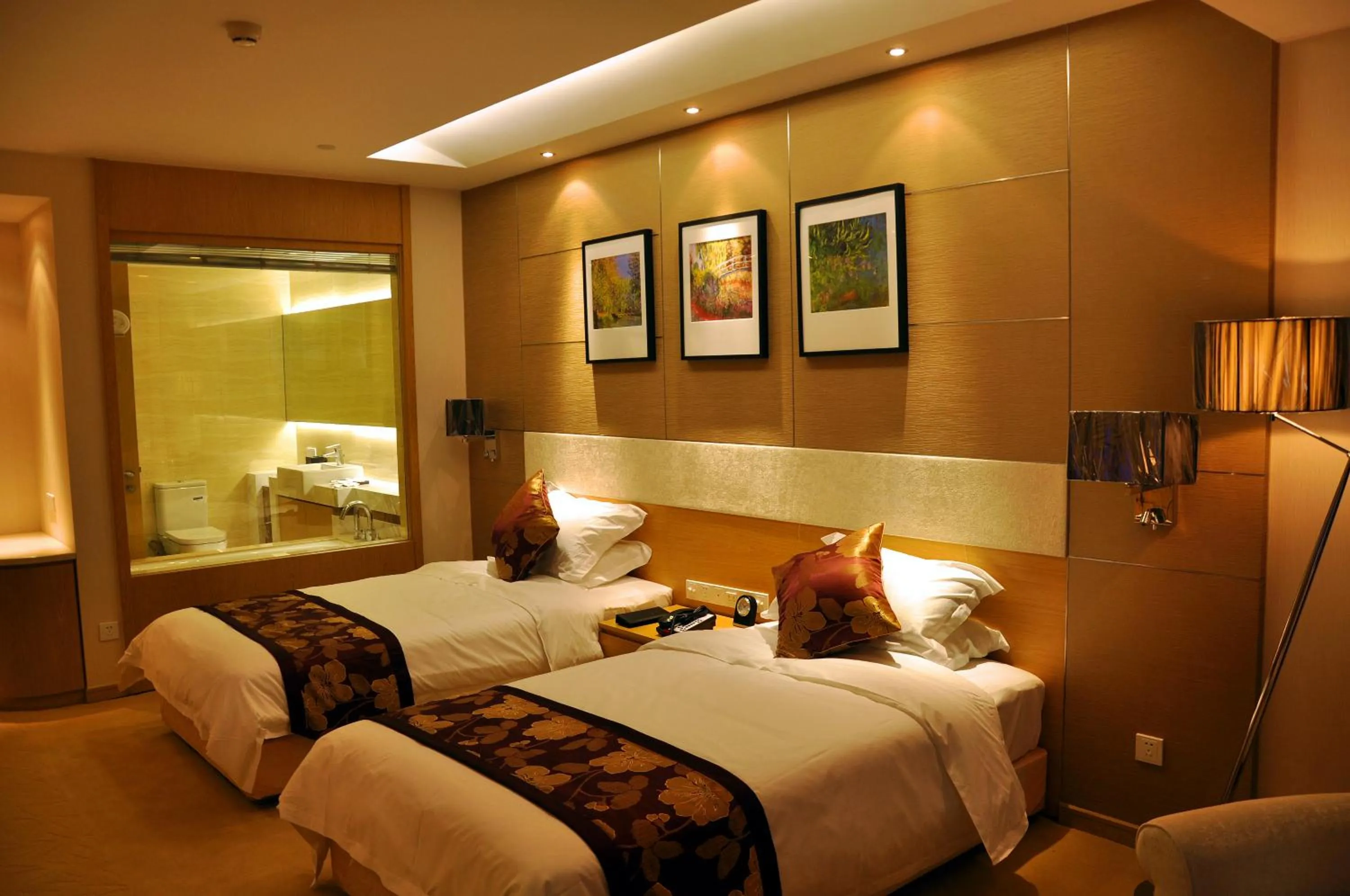 Bed in Suzhou Sun Plaza Hotel