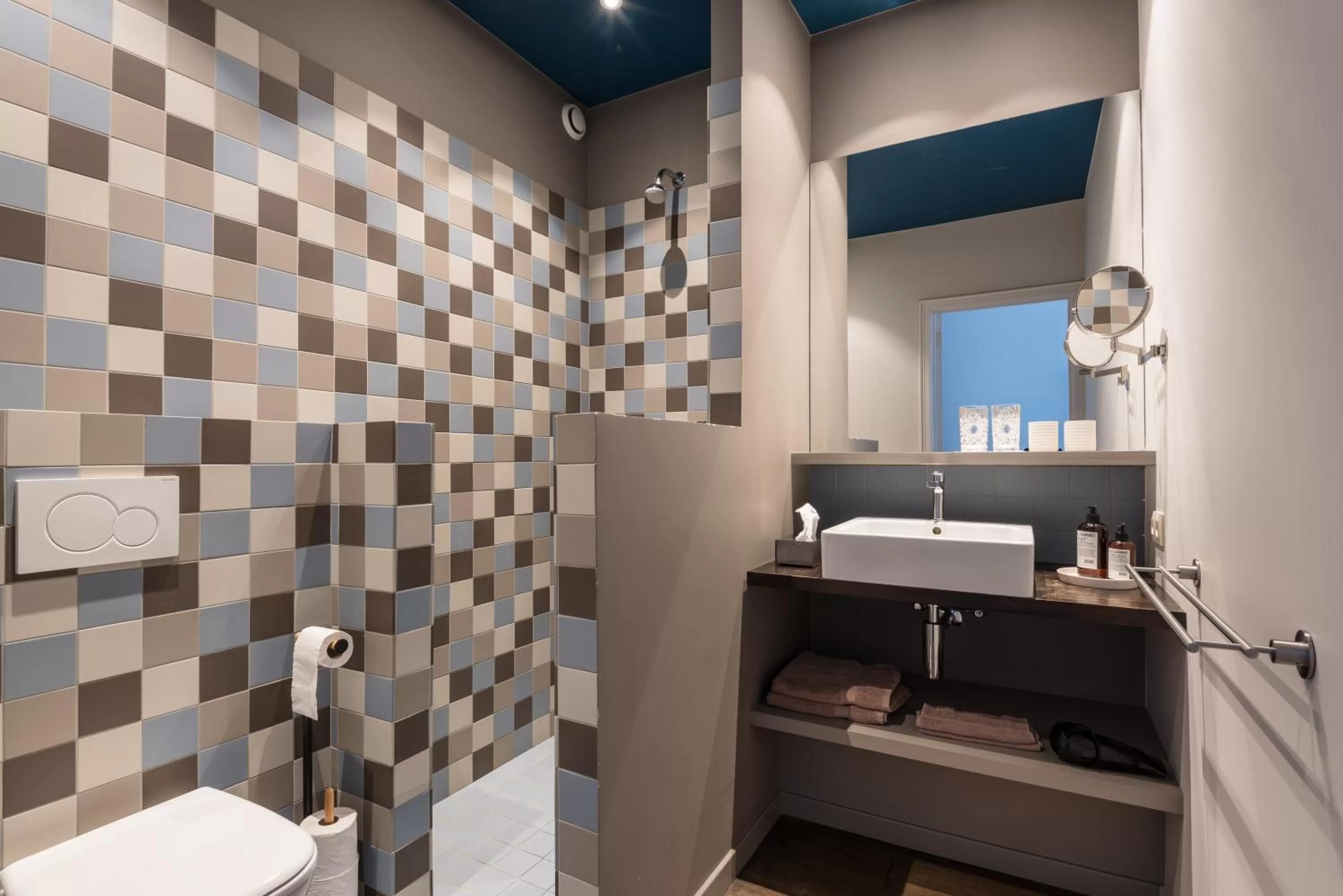 Shower in Zakske13 - Design Boutique B&B in Bruges city centre