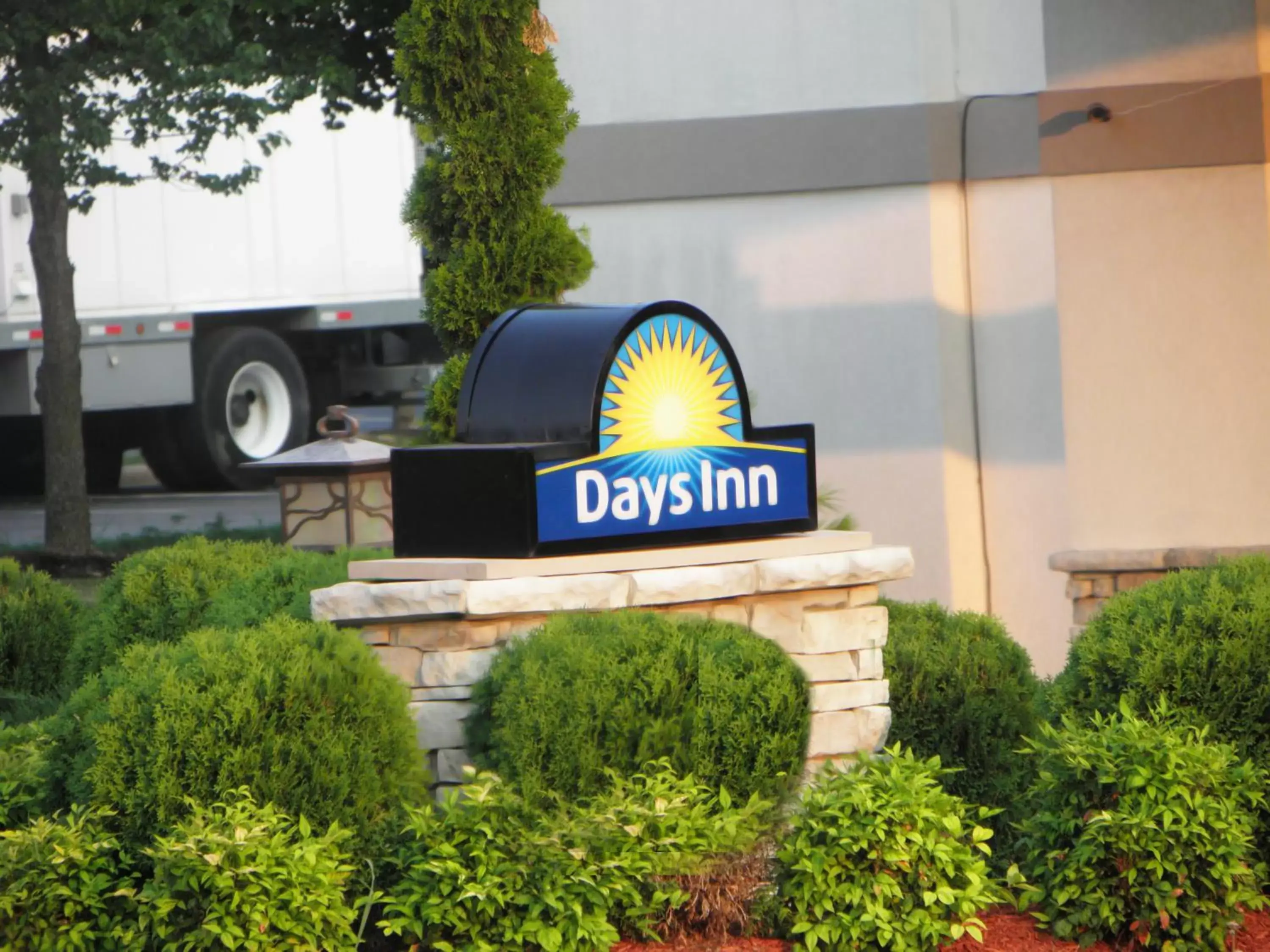 Facade/entrance in Days Inn by Wyndham Battlefield Rd/Hwy 65 Facade/entrance in Days Inn by Wyndham Battlefield Rd/Hwy 65